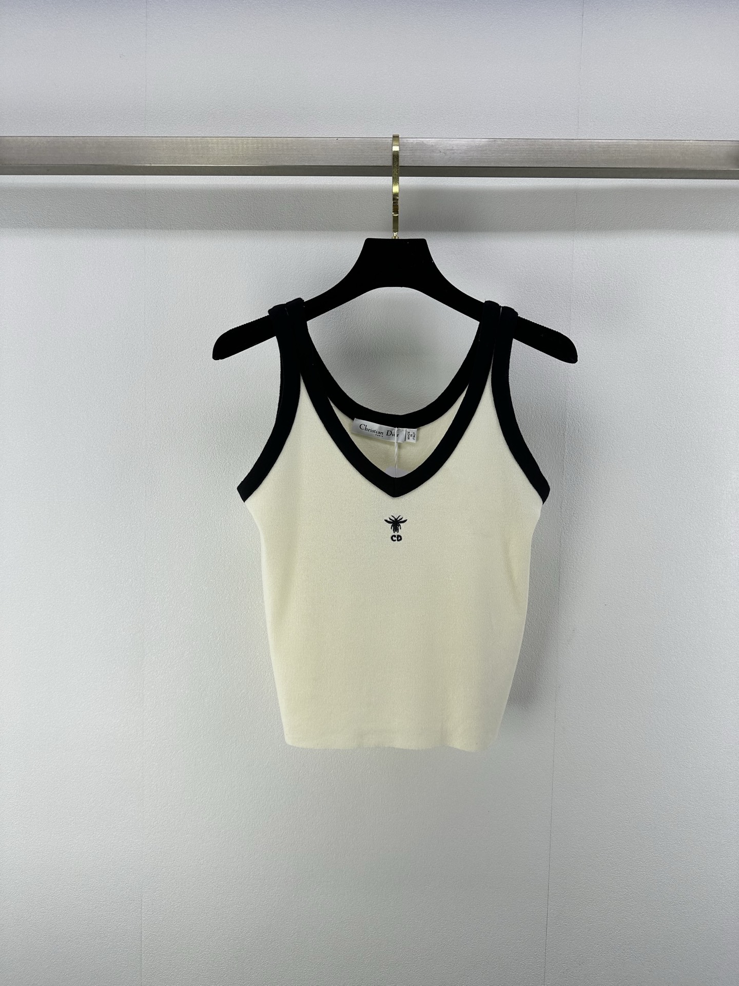 NO:333355,Dio* new details 25 new summer suspender vest, small bee embroidery on the chest, essential basics for summer wear or a sunscreen, lazy wear, casual and generous 2 colors, 3 sizes, SML, dior, alexander wang19860909Dio*上新细节 25 夏季新款吊带背心 胸前小蜜蜂刺绣夏天必备基础单穿或搭个防晒衣 懒人穿搭 随性大方 2色3码SML,,dior,alexander wang,Women's clothing