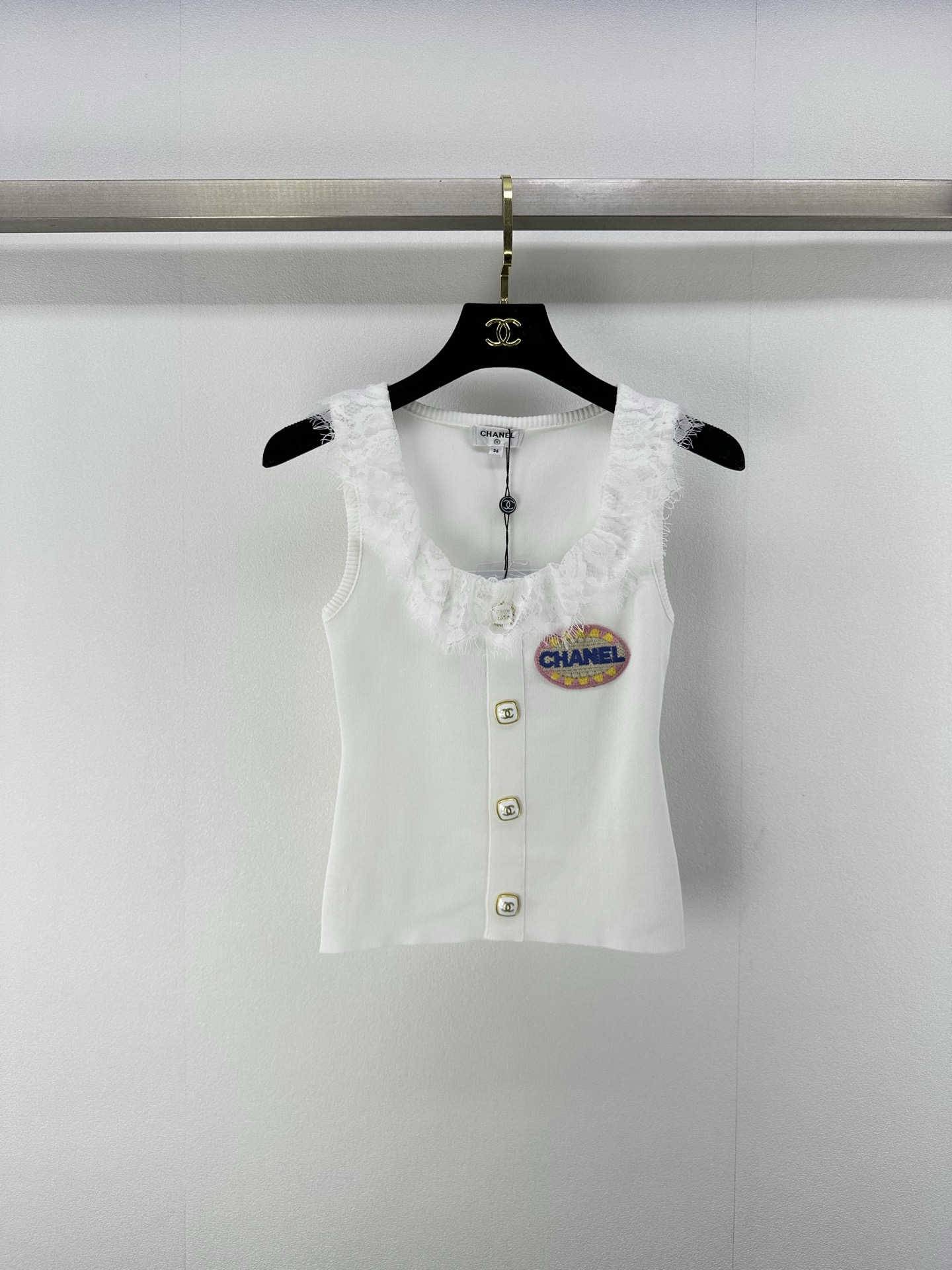 NO:333357,New details on CHANE* 25 New summer Zhangzai lace vest, chest Zhangzai logo, customized special Tennis yarn weaving, precision crochet, excellent texture, not easy to deform, cute and age-reducing, customized logo buttons, simple and fashionable, slim fit style cut out, outline a charming body, elegant temperament, commuting and leisure, a simple vest wears the strongest street feel!  Simple, refreshing and fashionable. It is easy to wear sweet and cool girl style or wear inside. It is good-looking and toned. It has a skin-friendly touch and will not tick the flesh. It has a great touch. 2 colors and 3 sizes SML, chanel, alexander wang19860909CHANE*上新细节 25 夏季新款章仔蕾丝背心 胸前章仔徽标,定制特种天丝纱线织造 精密钩织 质感上乘 不易变形 可爱减龄 定制logo纽扣 简约时尚 修身版型剪裁 勾勒出迷人身形 优雅气质 通勤休闲度假感 一件简单的背心穿出最强的街头感！简单清爽且时髦 开启甜酷辣妹风单穿或内搭都很可 单穿就足够好看有调性 亲肤触感不会扎肉触感极好 2色3码SML,,chanel,alexander wang,Women's clothing