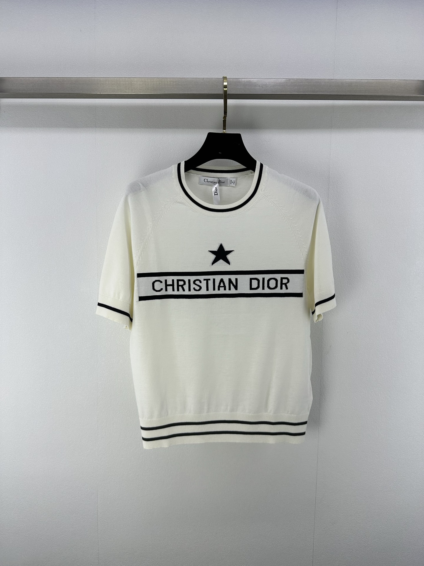 NO:334094,Dio* new details 25 Early spring new knitted round neck five-pointed star short sleeve classic brand letter logo contrast jacquard decoration regular style simple fashionable and versatile daily match without picking people 2 colors 3 codes SML, dior, T-shirt, alexander wang19860909Dio*上新细节 25 早春新款针织圆领五角星短袖 经典品牌字母logo撞色提花装饰 常规版型 简约时髦百搭 日常随意搭配不挑人 2色3码SML,,dior,T-shirt,alexander wang,Women's clothing