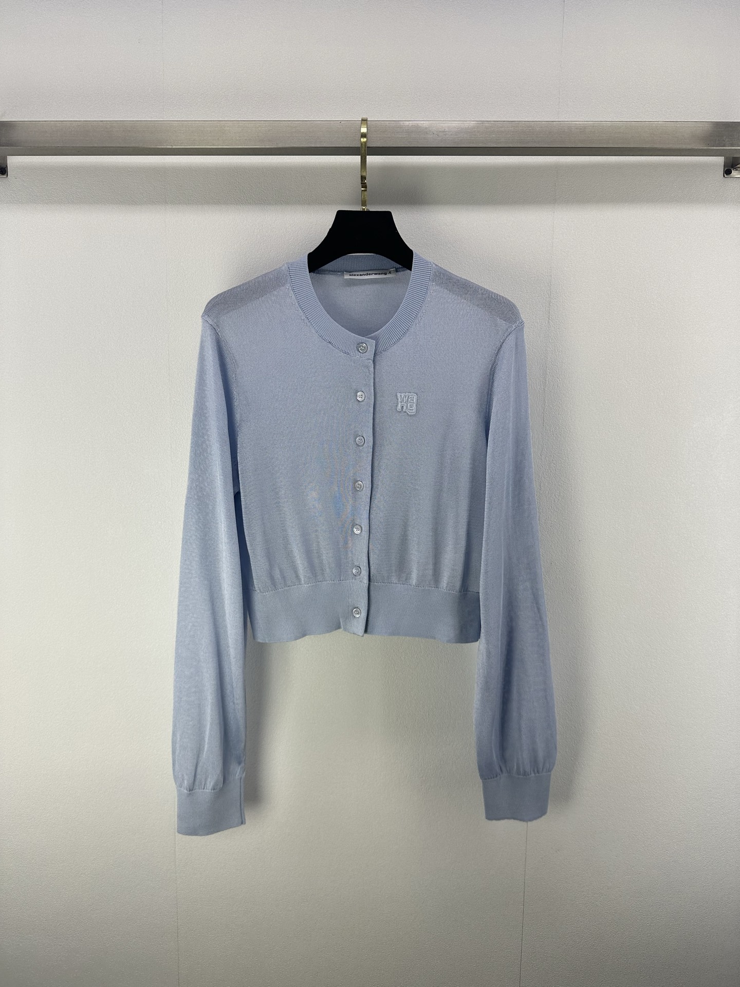 NO:334059,Alexanderwan* new details 25 Spring and summer new round neck cardigan, chest positioning logo long sleeves, fashionable and classic, comfortable and casual, is the first choice for spring and summer, 2 colors and 3 sizes SML,,alexander wang19860909alexanderwan*上新细节 25 春夏新款圆领开衫 胸前定位logo长袖 时髦经典 上身舒适且随性 是春夏的首选单品 2色3码SML,,alexander wang,Women's clothing