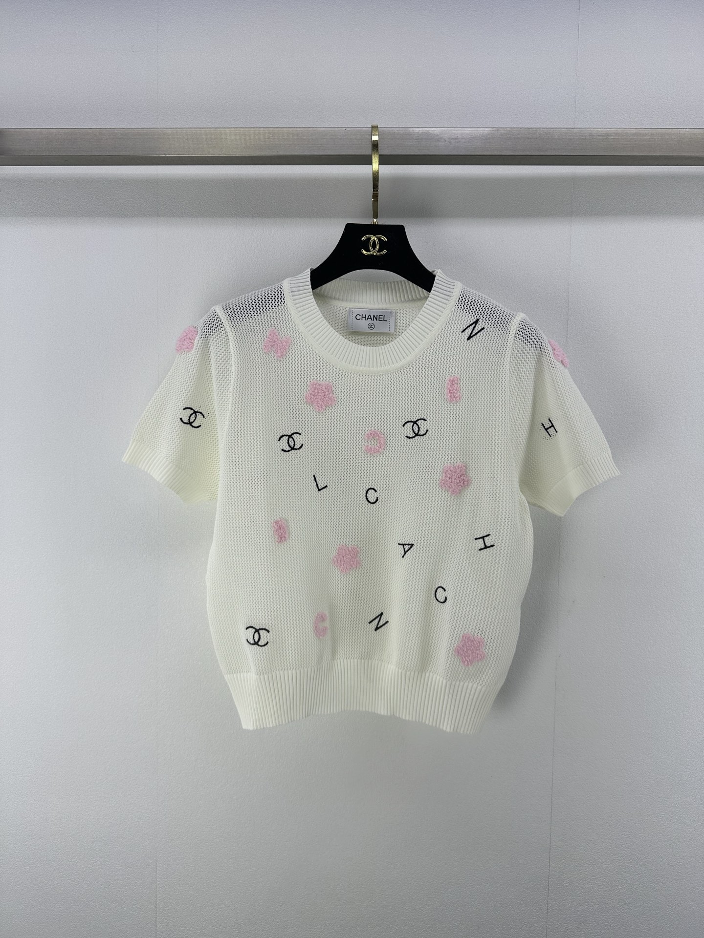 NO:334043,CHANE* New Details 25 Spring and Summer Latest Round Neck Hollow Short Sleeves!  Customized YB imported yarn weaving, high-quality texture, comfortable and soft, slimmer and feminine, hollowed-out knitted, fashionable and sexy, flocked double C embroidered letters for decoration, highlighting the high-end positioning and fashionable tone, and the regular version creates a gentle, quiet and exquisite style!  2 color 3 code SML, chanel, T-shirt, alexander wang19860909CHANE* 上新细节 25 春夏最新圆领镂空短袖！定制YB进口纱线织造 质感高级 舒适柔软 更显瘦显女人味 通体镂空针织时尚又性感 衣身植绒双C刺绣字母装点 彰显高级定位和时尚调性 常规版型打造温柔恬静精致风格！ 2色3码SML,,chanel,T-shirt,alexander wang,Women's clothing