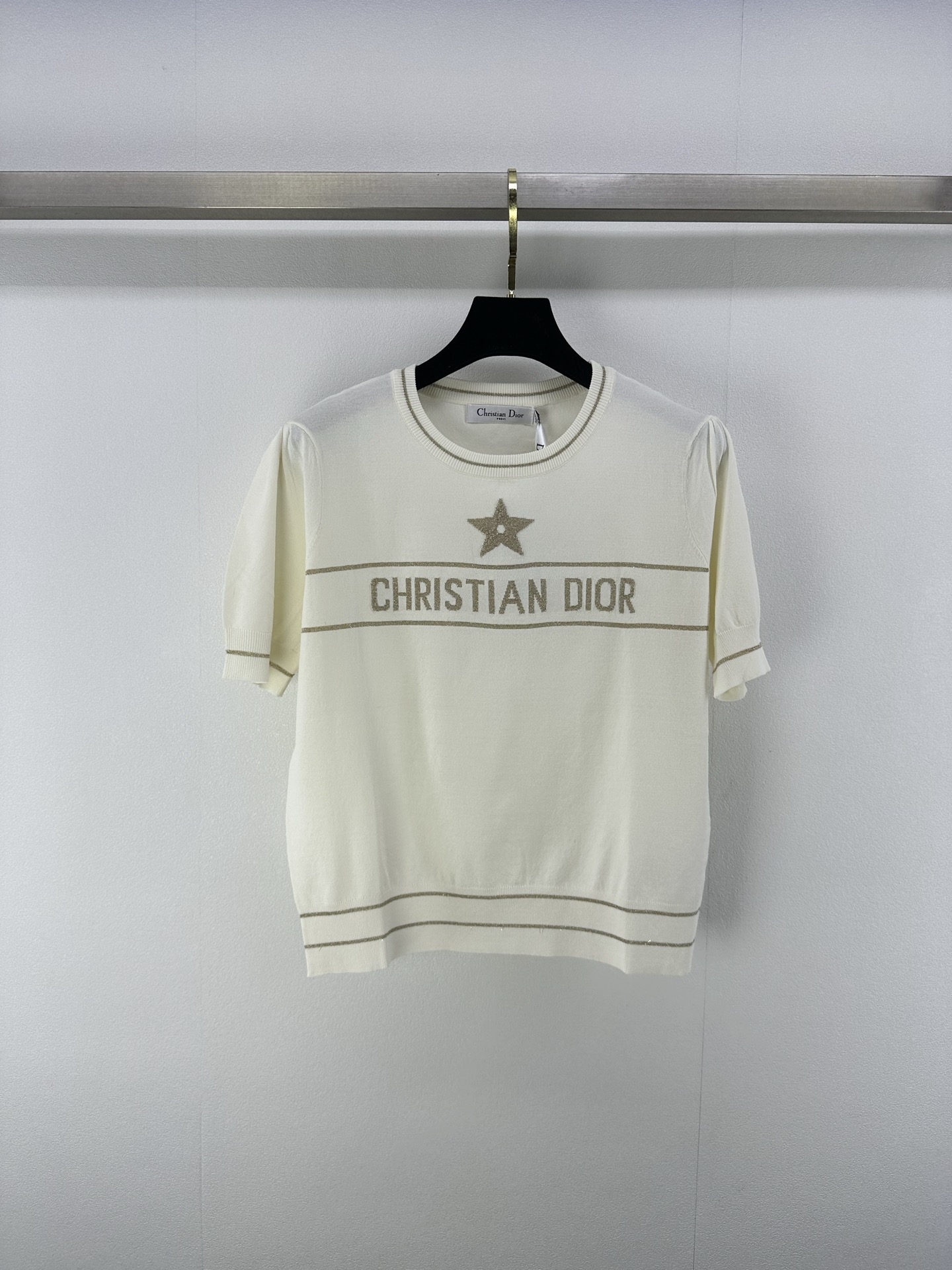 NO:334045,Dio* New details 25 latest contrasting color logo knitted short sleeves in summer!  Customized YB knitted material, soft texture, five-pointed star and golden silk letter hook flower pattern on the chest, highlighting high-end positioning and fashionable tone, regular shoulder style, creating a gentle and quiet literary atmosphere!  2 color 3 code SML, dior, T-shirt, alexander wang19860909Dio* 上新细节 25 夏季最新撞色logo针织短袖！定制YB针织材质 质感柔软 胸前五角星与金丝字母钩花图案 彰显高级定位和时尚调性 正肩款常规版型 打造温柔恬静的文艺氛围感！ 2色3码SML,,dior,T-shirt,alexander wang,Women's clothing