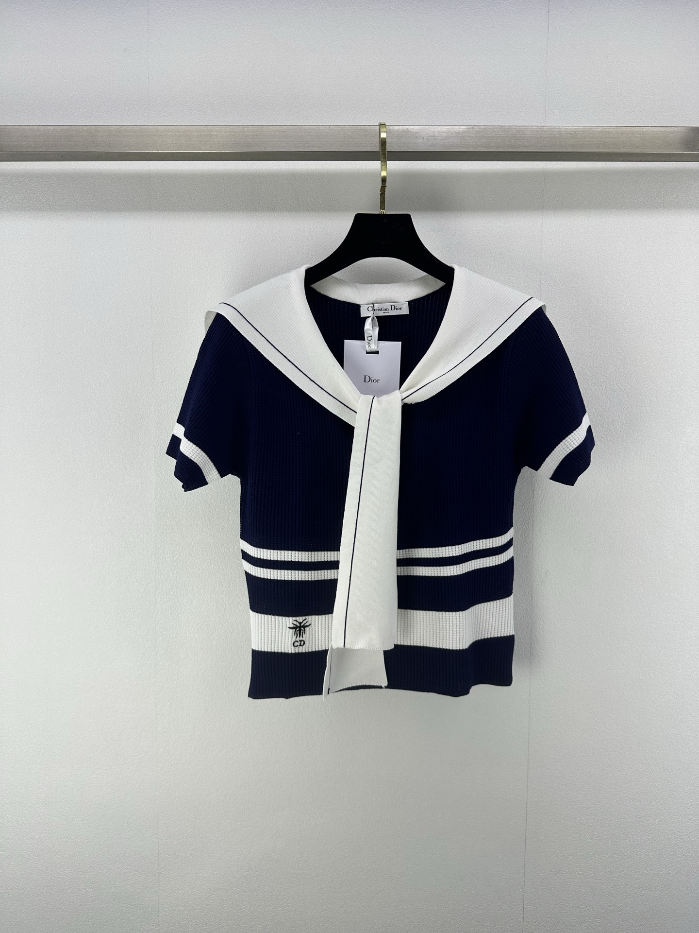 NO:334046,New details on Dio* 25 New summer shawl striped short sleeves Customized YB Tennis yarn weaving Delicate texture Soft and comfortable Shawl collar knitted short sleeve cut Front bow tie shawl Add fashionable tone Striped edges Echoing large body stripes Show romantic navy style Elastic fabrics that fit the body more slimming The chest is decorated with embroidered bee to show brand tone Versatile styles that do not pick the age and skin tone The upper body is suitable for age-reducing fashionable retro style 1 color 3 SML,,dior,T-shirt,shawls,alexander wang19860909Dio*上新细节 25 夏季新品披肩条纹短袖 定制YB天丝纱线织造 细腻肌理 柔软舒适 披肩领针织短袖裁剪 前襟蝴蝶结系带披肩 增添时尚调性 条纹包边与大身条纹呼应 彰显浪漫海军风 通体弹性十足的面料 贴合身型更显瘦 胸前饰以刺绣小蜜蜂装饰 展示品牌调性 百搭款式不挑年龄肤色 上身适配减龄时髦复古风格 1色3码SML,,dior,T-shirt,shawls,alexander wang,Women's clothing