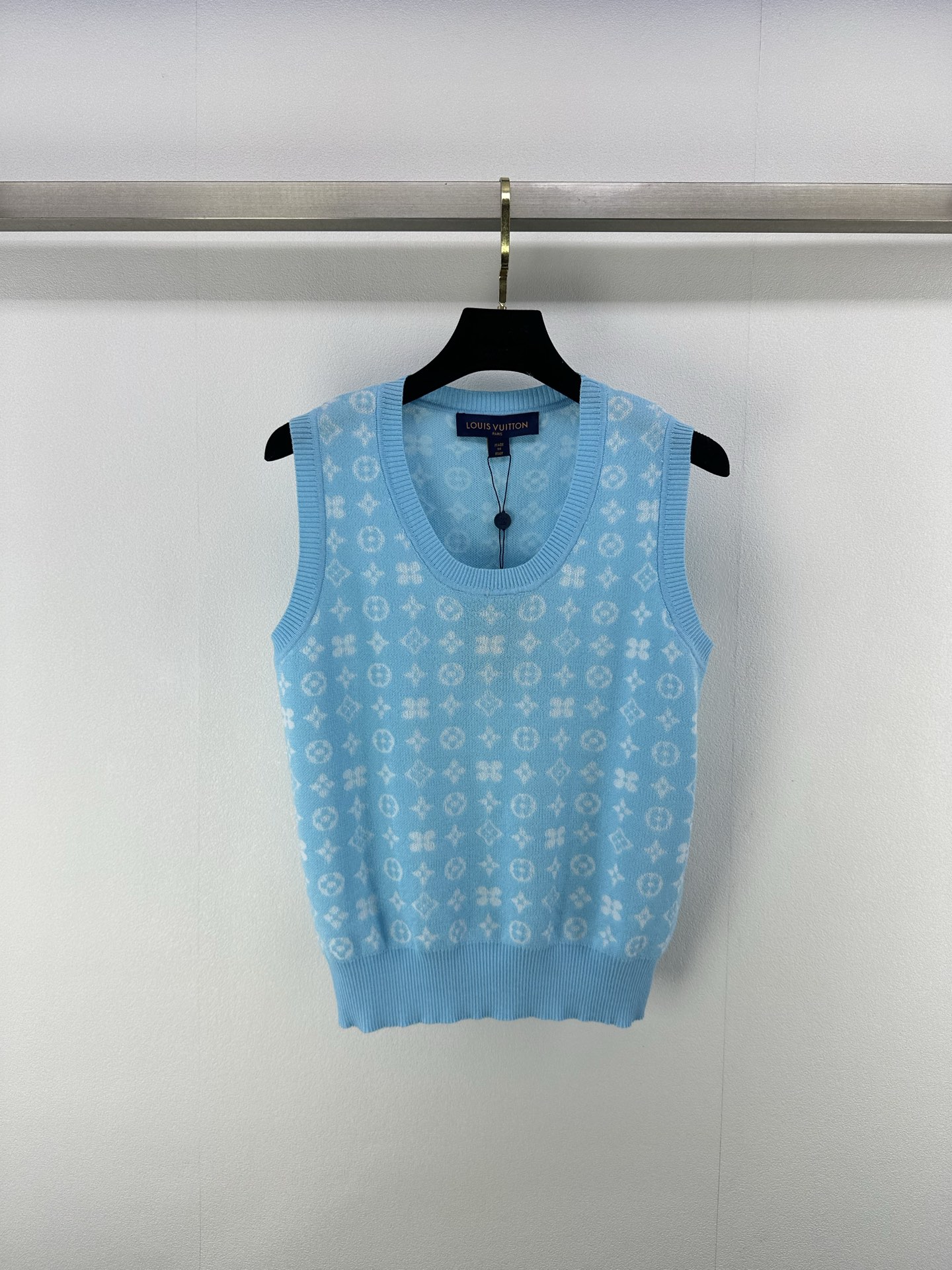 NO:334047,New details on LV* 25 Spring and summer new knitted U-neck presbyterian vest Classic brand logo elements Presbyterian jacquard decoration Classic fashionable exquisite and versatile 3 colors 3 codes SML, louis vuitton, alexander wang19860909LV*上新细节 25 春夏新款针织U领老花背心 经典品牌logo元素老花提花装饰 经典时髦精致百搭 3色3码SML,,louis vuitton,alexander wang,Women's clothing