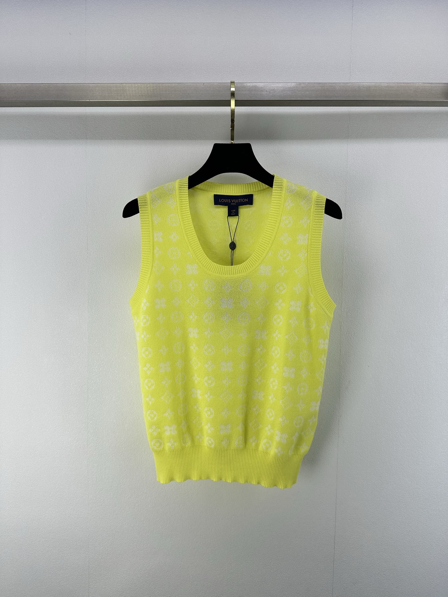 NO:334062,New details on LV* 25 Spring and summer new knitted U-neck presbyterian vest Classic brand logo elements Presbyterian jacquard decoration Classic fashionable exquisite and versatile 3 colors 3 codes SML, louis vuitton, alexander wang19860909LV*上新细节 25 春夏新款针织U领老花背心 经典品牌logo元素老花提花装饰 经典时髦精致百搭 3色3码SML,,louis vuitton,alexander wang,Women's clothing