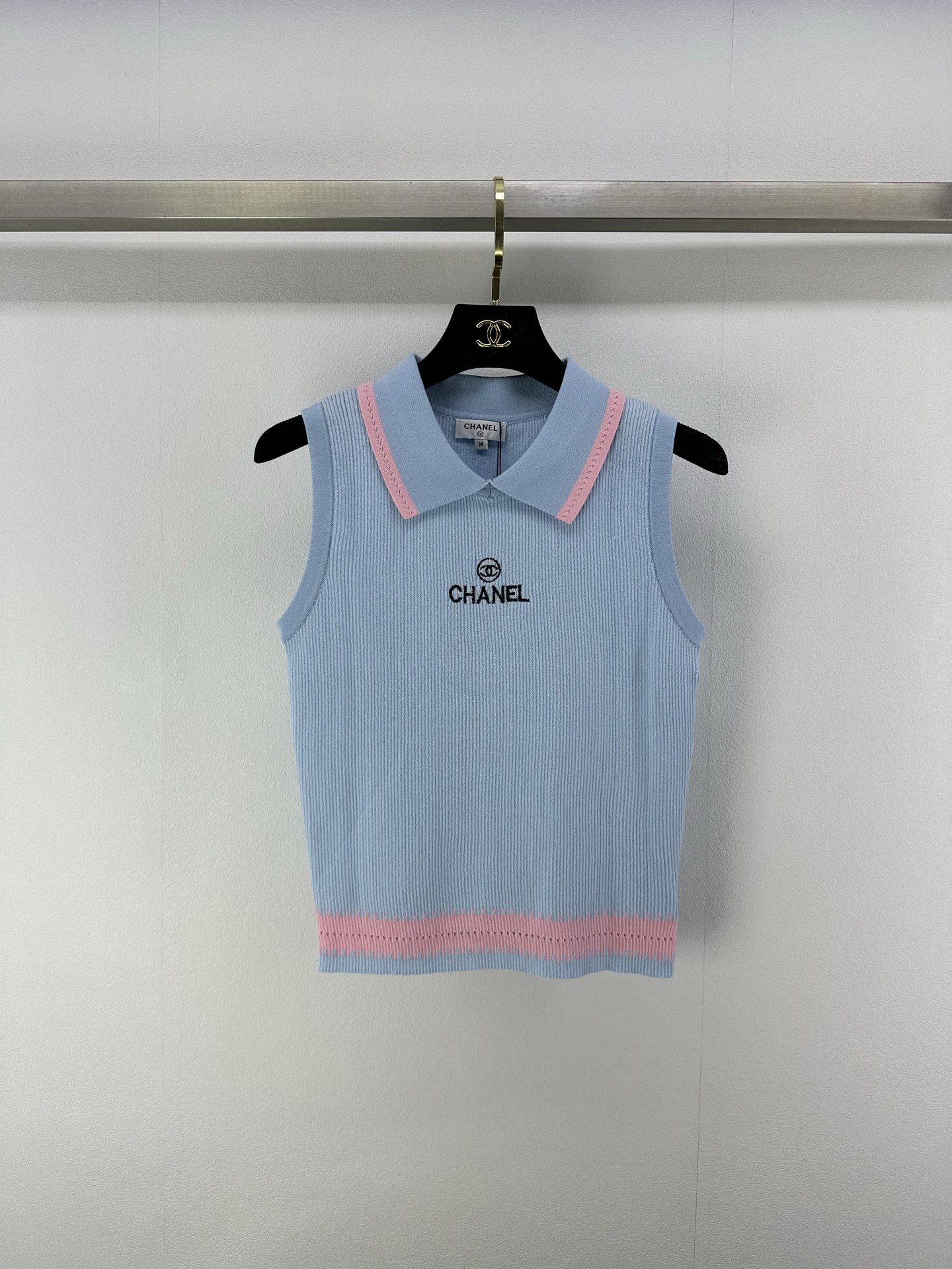 NO:334095,CHANE* New Details 25 Spring and Summer Latest Embroidered Logo Lapel Vest!  Custom imported knitted materials with high-quality texture and contrasting edges show the brand's unique style!  versatile and not picky about people 3 colors 3 codes SML, chanel, alexander wang19860909CHANE* 上新细节 25 春夏最新刺绣徽标翻领背心！定制进口针织材质 质感高级 撞色边缘彰显品牌张扬个性格调！百搭不挑人 3色3码SML,,chanel,alexander wang,Women's clothing