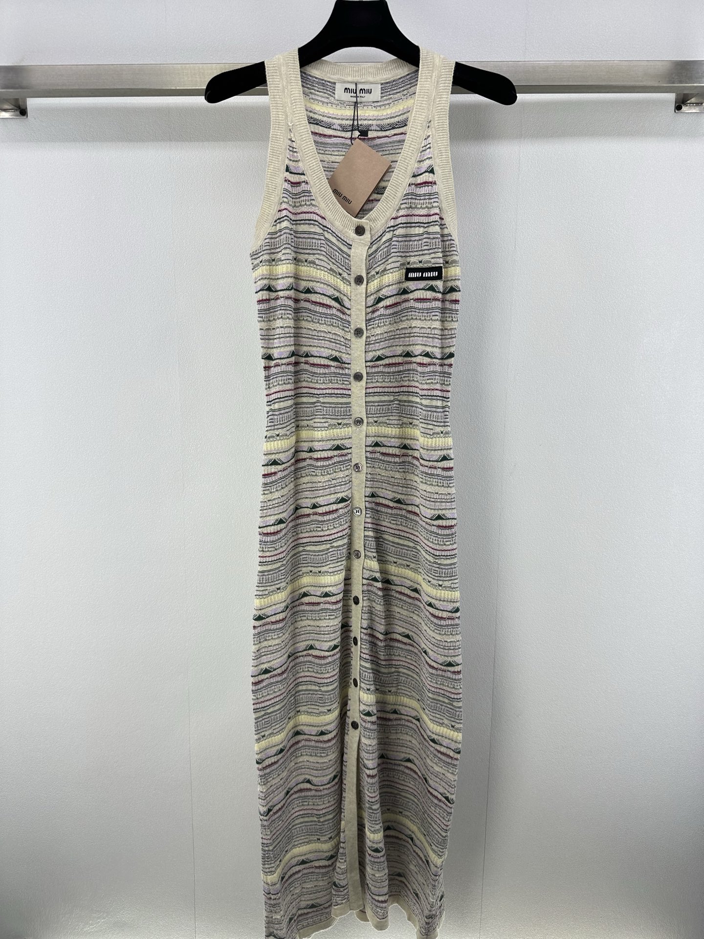 NO:334050,miumiu *New details 25 Spring and summer new V-neck knitted long skirt. Temperament V-neck celebrity style fashionable and high-end!  Imported fine needle wool blended yarn has a super delicate and soft feel, classic, not picky, exquisite, simple, slim and versatile!  1 color 3 code SML, miumiu, skirts, alexander wang19860909miumiu *上新细节 25 春夏新款v领针织长裙.气质v领名媛风时髦又高级！进口细针羊毛混纺纱线超级细腻柔软的手感,经典不挑人精致简洁上身显瘦又百搭！ 1色3码SML,,miumiu,skirts,alexander wang,Women's clothing