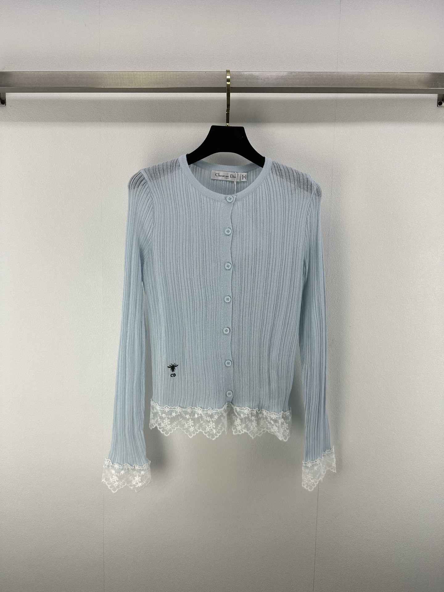 NO:334049,Dio new details 25 spring and summer new lace cardigan, positioned embroidered lace design. Super slimming artifact stacked items!  White, rich and beautiful, must-have temperament items for casual and comfortable. The classic style is not picky about people, making you look slim!  Imported fabric is light and soft and skin-friendly and super comfortable!  3 color 3 code SML, dior, alexander wang19860909Dio 上新细节 25 春夏新款蕾丝开衫 ,定位刺绣蕾丝花边设计.超级显瘦神器叠搭单品！白富美必入气质单品休闲舒适.经典版型不挑人上身巨显瘦！进口面料轻薄质感柔软亲肤超舒适！ 3色3码SML,,dior,alexander wang,Women's clothing