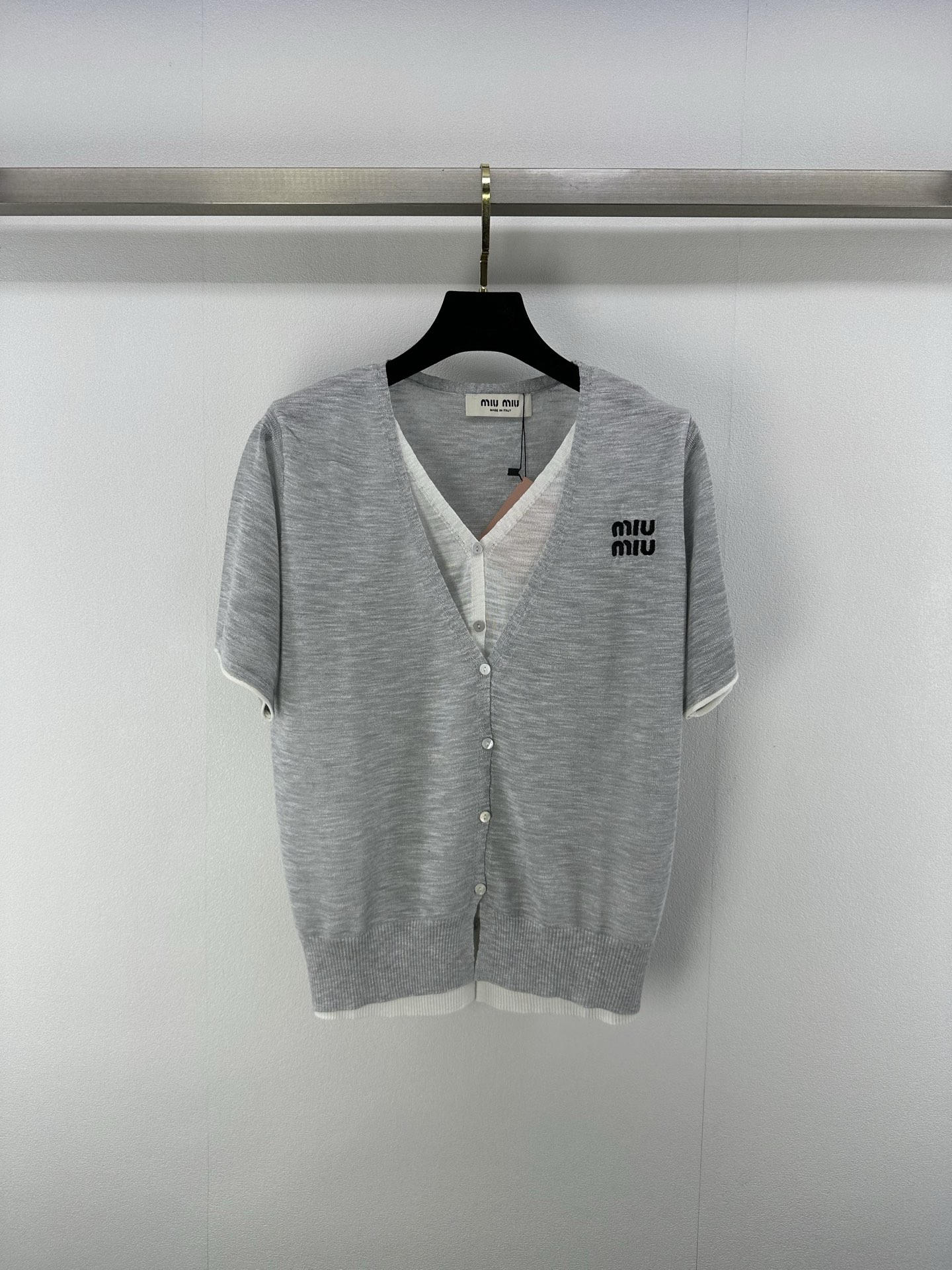 NO:334052,New details on MiuMi* 25 Spring and Summer Latest Fake Two-Piece Knitted Short Sleeves!  Customized wool yarn weaving, delicate and soft, slouching and cool, exquisite knitted short-sleeved style, contrasting colors inside and outside to form a fake two-piece layering effect, threaded edge-covering details, chest embroidery embellishment with letters and logo patterns, strong retro college style, playful and age-reducing, easy to control when traveling or relaxing parties!  2 color 3 code SML, miumiu, T-shirt, alexander wang19860909MiuMi*上新细节 25 春夏最新假两件针织短袖！定制羊毛纱线织造 细腻柔软 垂顺冰爽 精致针织短袖版型 内外撞色形成假两件叠穿效果 螺纹包边细节满分 胸前刺绣点缀字母徽标图案 复古学院风格强烈 俏皮减龄显白 日常出行或轻松聚会轻松驾驭！ 2色3码SML,,miumiu,T-shirt,alexander wang,Women's clothing