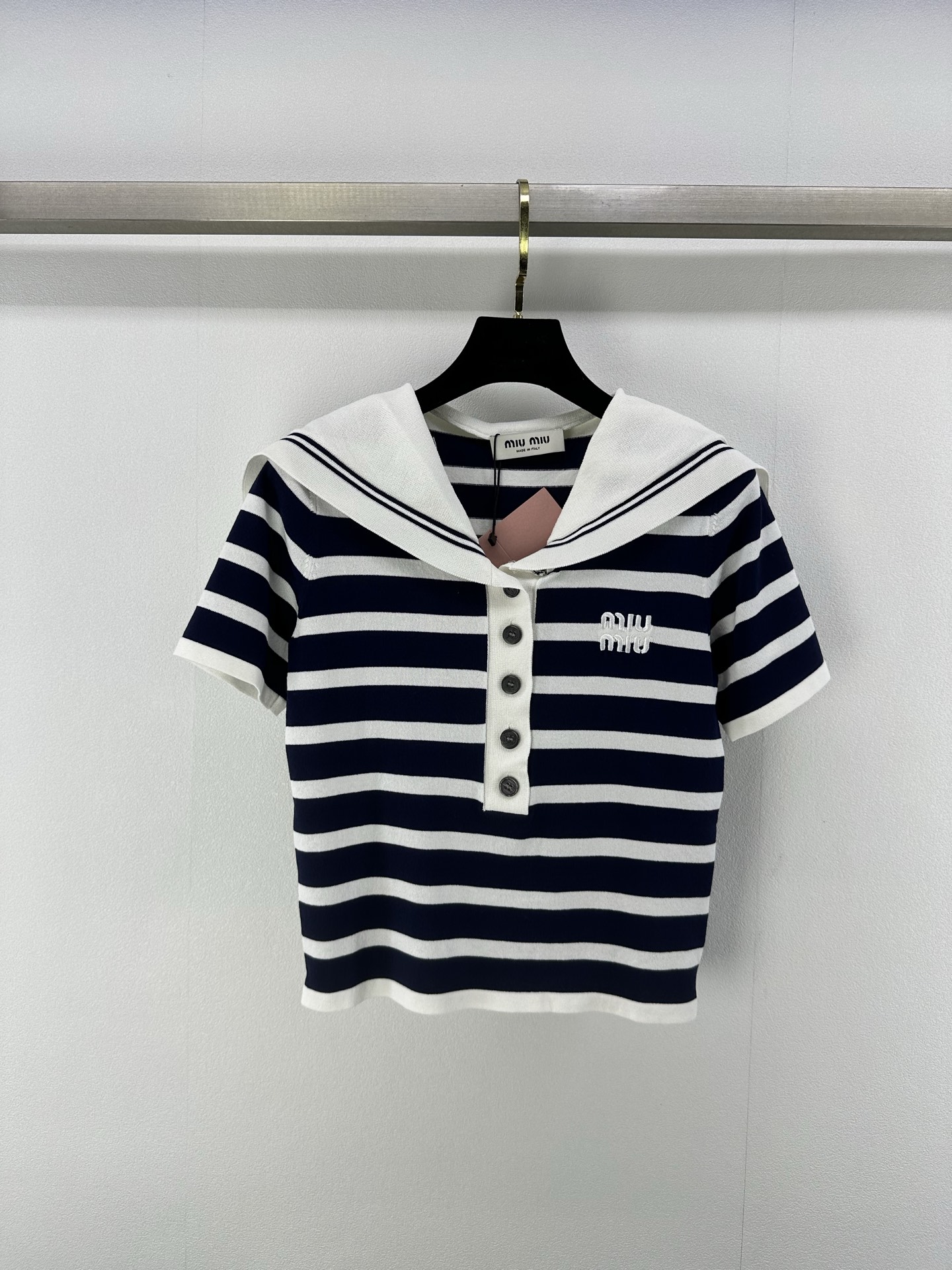 NO:334055,New details on Miumi* 25 The new summer navy collar striped knitted half-cardigan short-sleeved navy style small lapel is the highlight of the plus point. The full college style can be salty and sweet at a glance. Simple and generous. The short design is playful and age-reducing. The visually high and optimized proportions are the classic contrasting striped splicing design letter logo embroidery embroidery. College style youthful girlish feeling. Slim and versatile. Blue and white striped navy V-neck. The navy style small lapel is the highlight of the plus point. The full college style can be salty and sweet. Fall in love with it at a glance!  2 color 3 code SML, miumiu, T-shirt, alexander wang19860909Miumi*上新细节 25 夏季新款海军领条纹针织半开衫短袖海军风小翻领是加分亮点 满满的学院风可盐可甜一眼入的款 简约大方 短款设计俏皮减龄 视觉显高又优化比例 经典撞色条纹拼接设计字母logo刺绣点缀 学院风青春少女感 显瘦又百搭 蓝白条纹海军V领 海军风小翻领是加分亮点 满满的学院风可盐可甜 一眼爱上！ 2色3码SML,,miumiu,T-shirt,alexander wang,Women's clothing