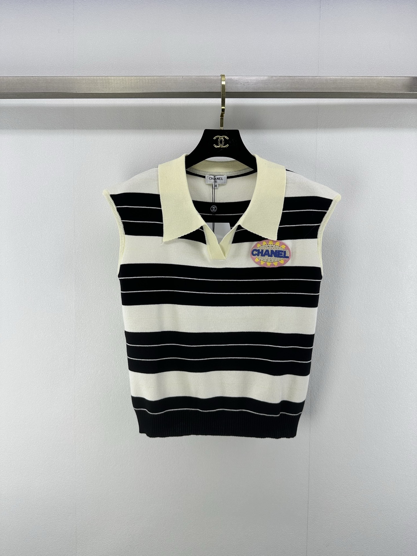 NO:334058,Chane* new details 25 New summer lapel striped vest custom YB wool yarn weaving texture comfortable embroidered letters and seals decorate the chest to create a sense of layering Low brightness and bright youthful style strong playful age-reducing whiteness, easy to control when traveling or relaxing parties 3 colors and 3 codes SML, chanel, alexander wang19860909Chane*上新细节 25 夏季新品翻领条纹背心 定制YB羊毛纱线织造 质感舒适 恰刺绣字母章仔装饰胸前 形成层次感 低明度亮色青春风格强烈俏皮减龄显白 日常出行或轻松聚会轻松驾驭 3色3码SML,,chanel,alexander wang,Women's clothing