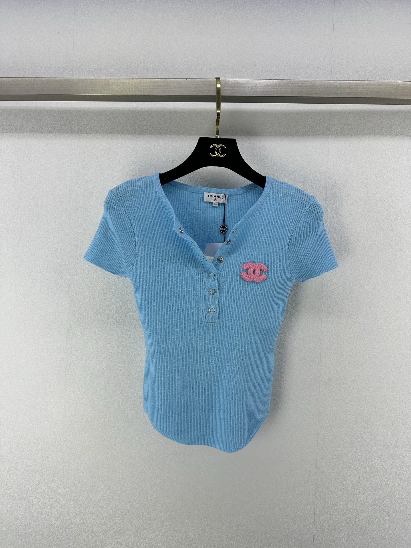 NO:334092,Chane *New details 25 Spring and summer new fake two-piece short-sleeved contrasting color flocking logo embellishment and slim and versatile youth color matching upper body high-end and versatile 3 color 3 size SML, chanel, T-shirt, alexander wang19860909Chane *上新细节 25 春夏新款假两件短袖 撞色植绒logo点缀修饰 显瘦百搭 青春配色 上身高级又百搭 3色3码SML,,chanel,T-shirt,alexander wang,Women's clothing