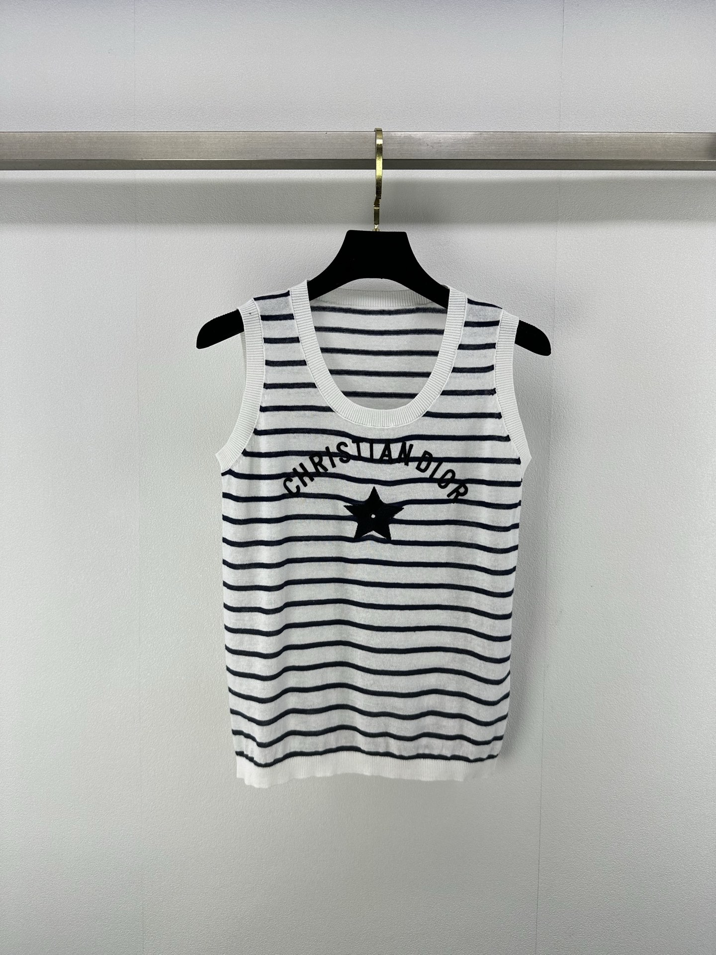 NO:334093,New details on Dio* 25 New summer striped knitted vest Customized YB cotton yarn weaving Delicate texture Soft and comfortable Knitted vest cut Fine knitted threaded edges Add exquisite tone Match with elastic fabrics Regular styles to create fashionable temperament Slimming and inclusive figure Full-body striped chest Five-pointed star letter logo decoration Show brand tone Versatile styles not picky about age skin tone Match with skirts and pants Adapt to age-reducing fashionable retro style 1 color 3 SML,,dior, skirts,alexander wang19860909Dio*上新细节 25 夏季新品条纹针织背心 定制YB棉质纱线织造 细腻肌理 柔软舒适 针织背心裁剪 通体细密针织 螺纹包边增添精致调性 搭配弹性十足的面料 常规版型穿出时髦气质 显瘦包容身材 通体条纹胸前五角星字母徽标装饰 展示品牌调性 百搭款式不挑年龄肤色 搭配裙装裤装 适配减龄时髦复古风格 1色3码SML,,dior,skirts,alexander wang,Women's clothing