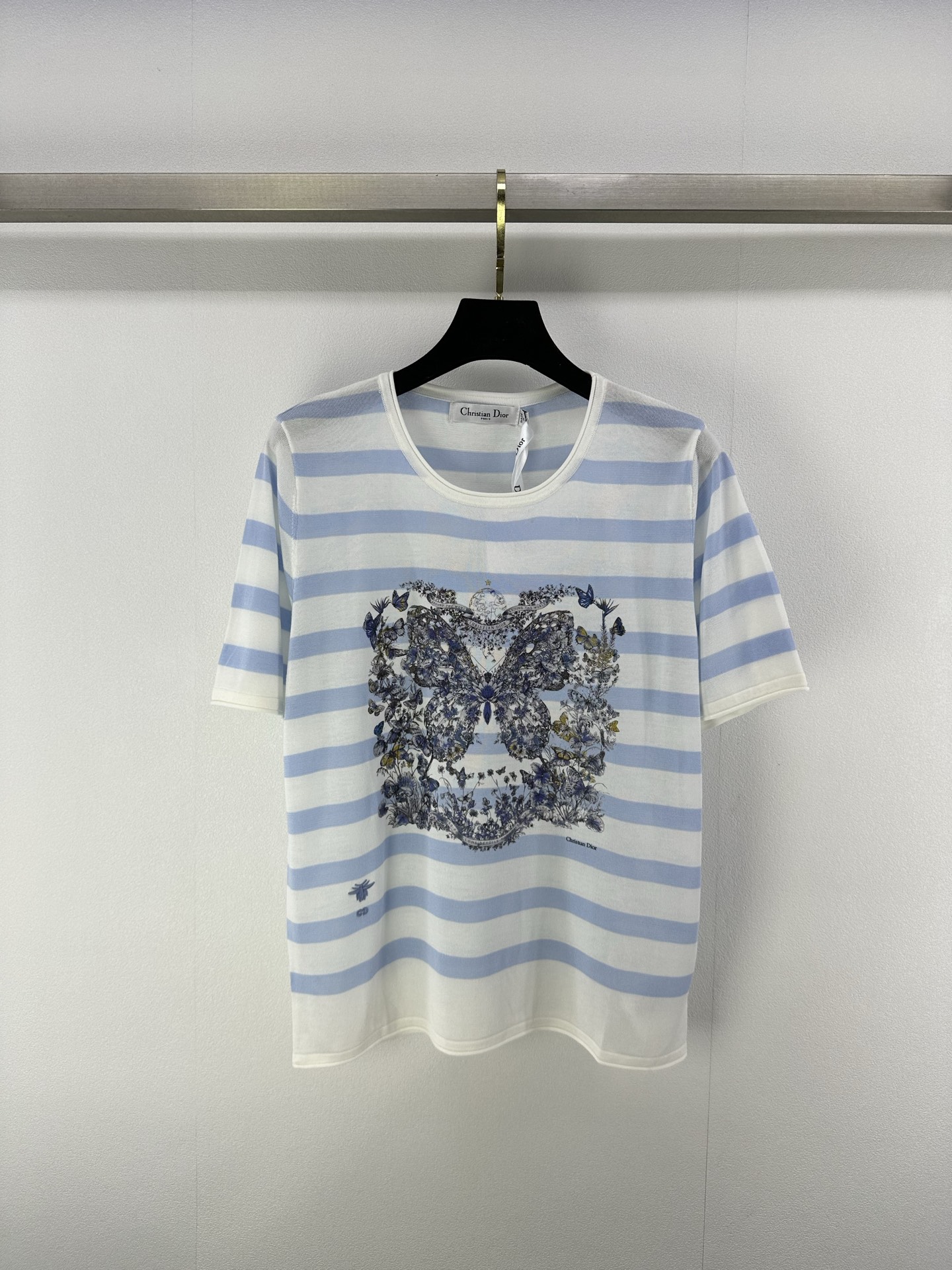 NO:409892,Dio* New Details 25 Spring and Summer Newest Heavy Industry Butterfly Round Neck Knitted Stripe Short Sleeves!  Customized YB imported yarn weaving, high-quality texture, butterfly pattern, full of vitality and vitality, the color is eye-catching but not overly ostentatious, and the upper body reduces age and style!  3 color 3 code SML, dior, T-shirt, alexander wang19860909Dio* 上新细节 25 春夏最新重工蝴蝶圆领针织条纹短袖！定制YB进口纱线织造 质感高级 蝴蝶图案 满是盎然生机与生命力 颜色吸睛但不过分张扬 上身减龄洋气！ 3色3码SML,,dior,T-shirt,alexander wang,Women's clothing