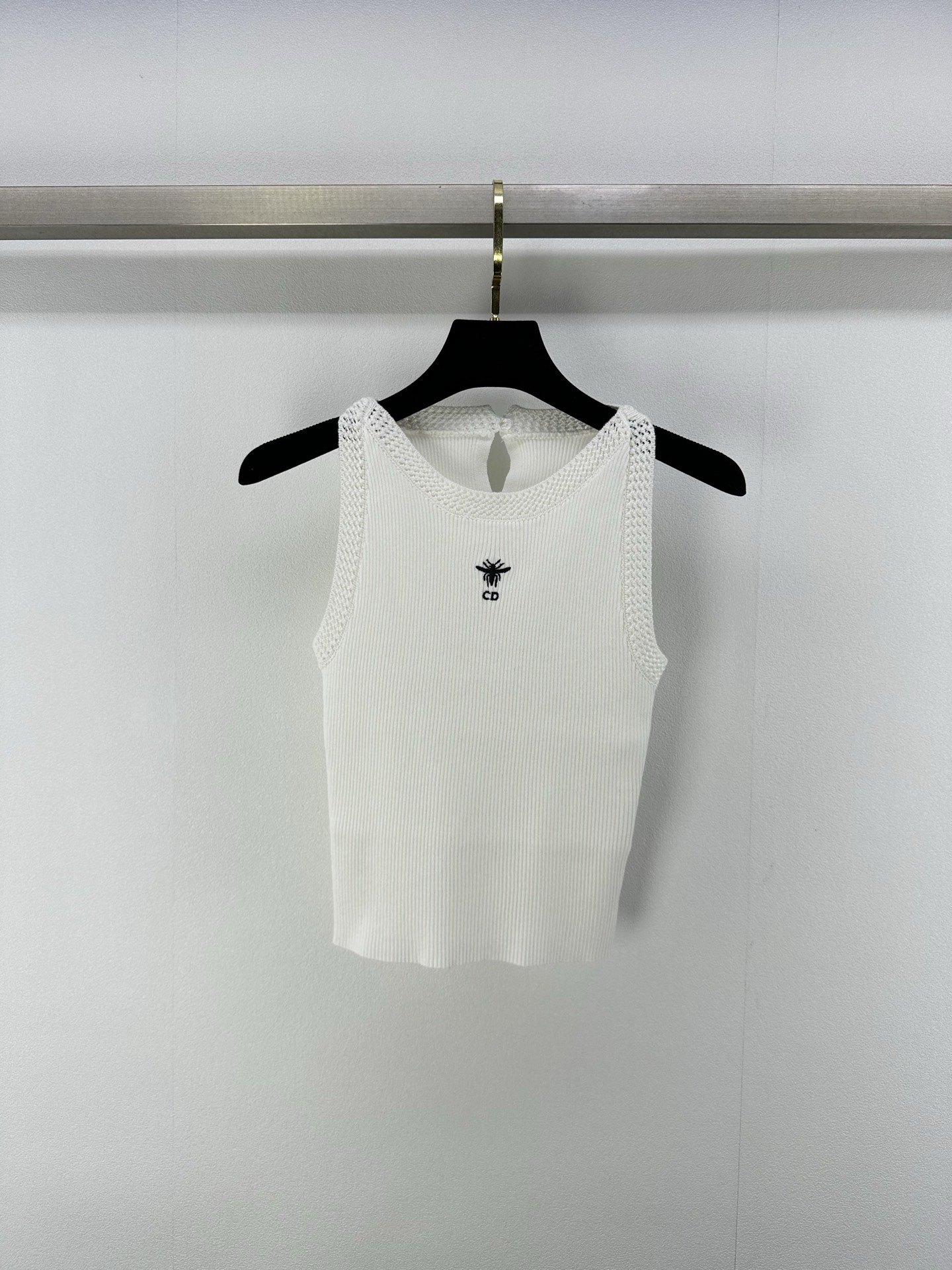 NO:409895,New details on Dior* 25 New summer bee embroidered logo logo Tennis striped vest Customized woven fabric with strong tennis strength Comfortable and skin-friendly embroidered with embroidered logo, energetic and age-reducing, a must-have for girls, 1 color 3 size SML, dior, alexander wang19860909Dior*上新细节 25 夏季新款小蜜蜂刺绣徽标logo天丝条纹背心 定制定织天丝面料 拉伸力强 舒适亲肤 采用刺绣徽标logo点缀 活力减龄 女生穿搭必备款哦 1色3码SML,,dior,alexander wang,Women's clothing