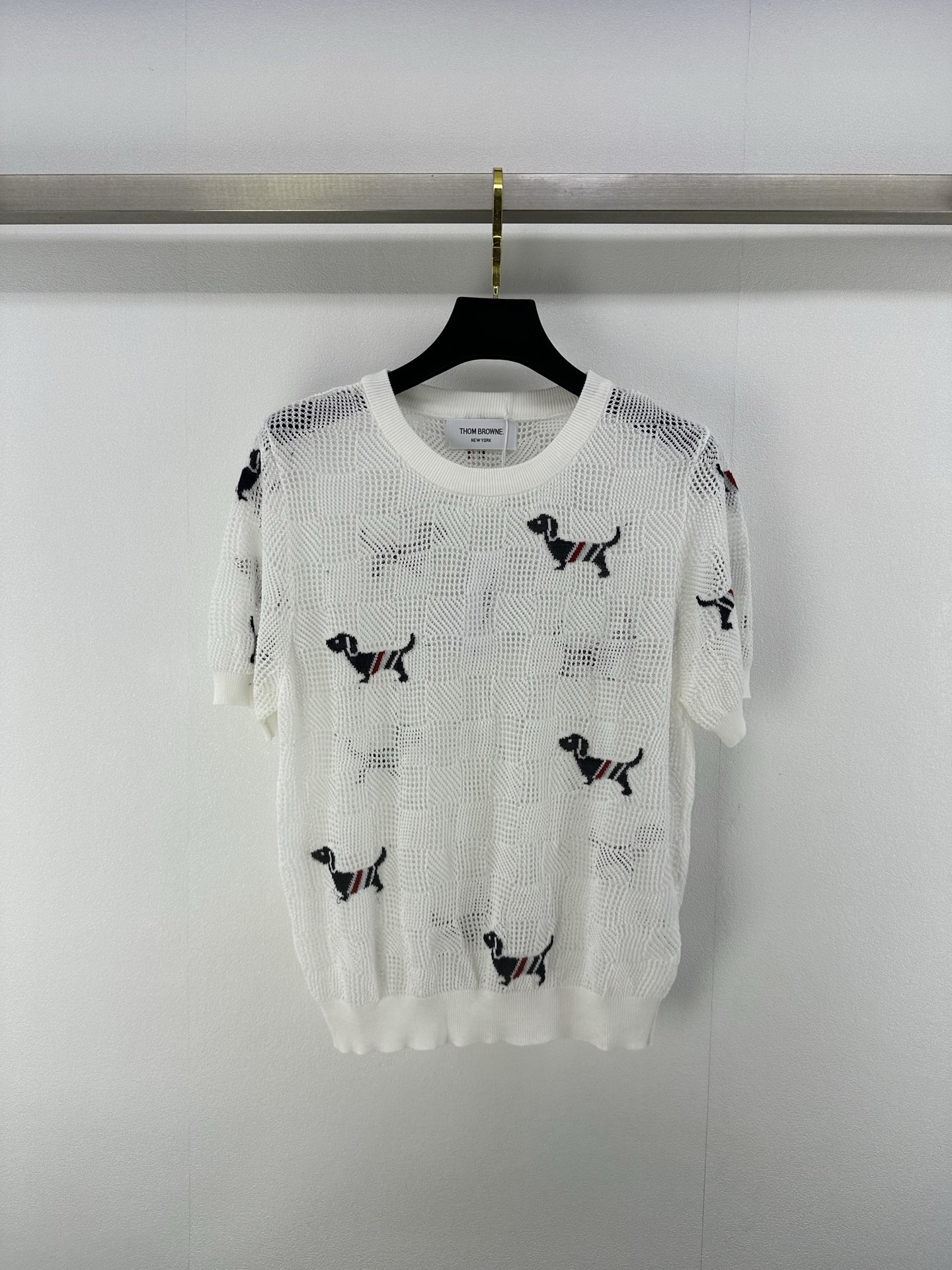 NO:409897,New details on Tb* 25 Spring and Summer latest contrasting color jacquard puppy knitted hollow short sleeves!  Customized YB knitted material, comfortable and soft, full texture, classic jacquard puppy pattern decoration, cute and age-reducing, advanced color matching adds vitality, upper body shows the college style, commuting and dates, 2 colors, 3 codes, SML, T-shirt, alexander wang19860909Tb*上新细节 25 春夏最新撞色提花小狗针织镂空短袖！定制YB针织材质 舒适柔软 质感十足 经典提花小狗图案装饰 可爱减龄 高级配色增添活力造型 上身尽显学院风格 通勤约会都 2色3码SML,,T-shirt,alexander wang,Women's clothing