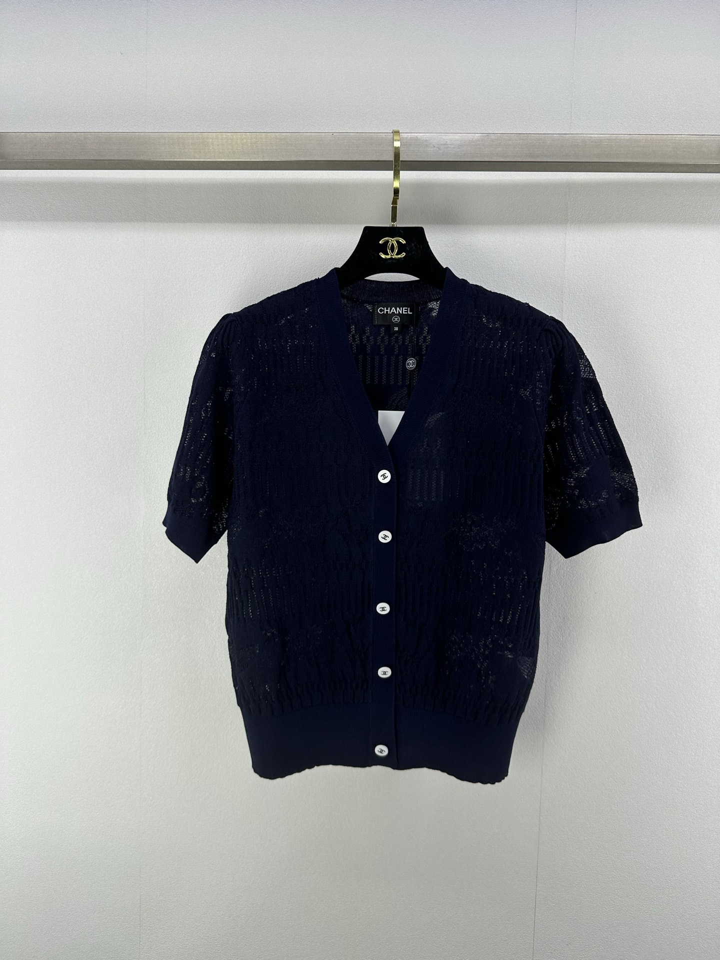 NO:409902,CHANE* New details 25 Spring and summer latest double C knitted V-neck cardigan short sleeves Customized YB imported blended knitted material Soft and delicate Textured camellia show the design sense Logo double C button embellishment Show low-key brand style Skin-friendly soft and glutinous fabric Comfortable to wear The upper body shows delicate and gentle 3 colors and 3 codes SML, chanel, T-shirt, alexander wang19860909CHANE* 上新细节 25 春夏最新双C针织V领开衫短袖 定制YB进口混纺针织材质 柔软细腻 纹理山茶花展现设计感 标志双c纽扣点缀 彰显低调品牌风格 亲肤软糯面料 穿着舒适 上身尽显精致温柔感 3色3码SML,,chanel,T-shirt,alexander wang,Women's clothing