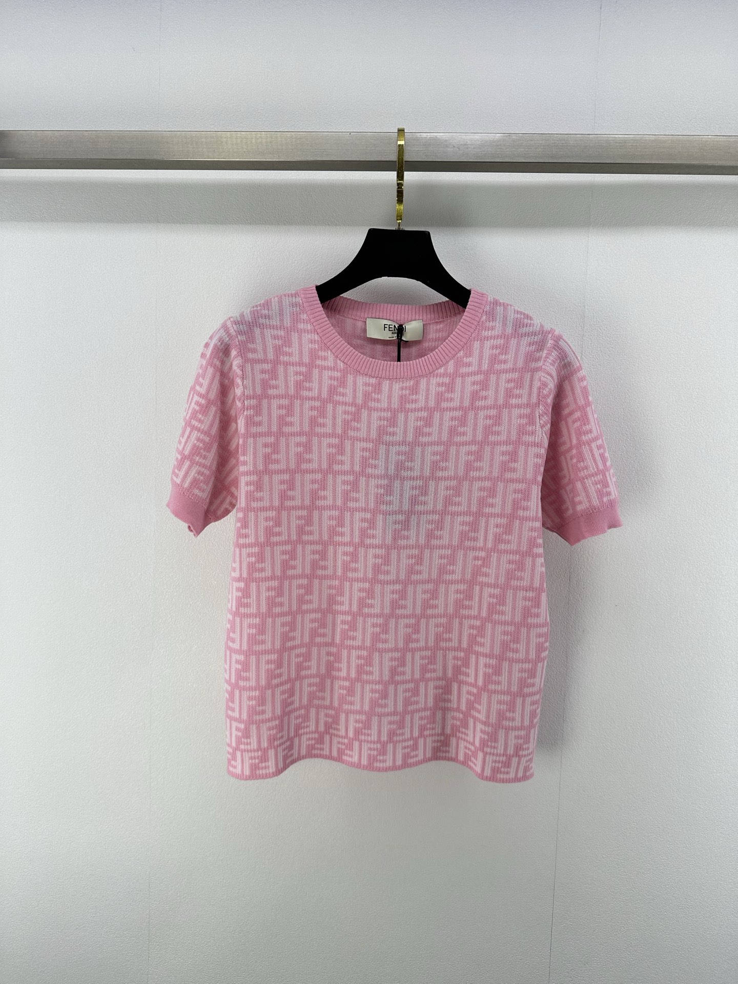 NO:335671,Fend* new details 25 spring and summer new knitted round neck presbyterian short sleeves Classic brand double F presbyterian contrast jacquard decoration Classic fashionable exquisite and versatile 2 colors 3 codes SML, fendi, T-shirt, alexander wang19860909Fend*上新细节 25 春夏新款针织圆领老花短袖 经典品牌双F老花撞色提花装饰 经典时髦精致百搭 2色3码SML,,fendi,T-shirt,alexander wang,Women's clothing