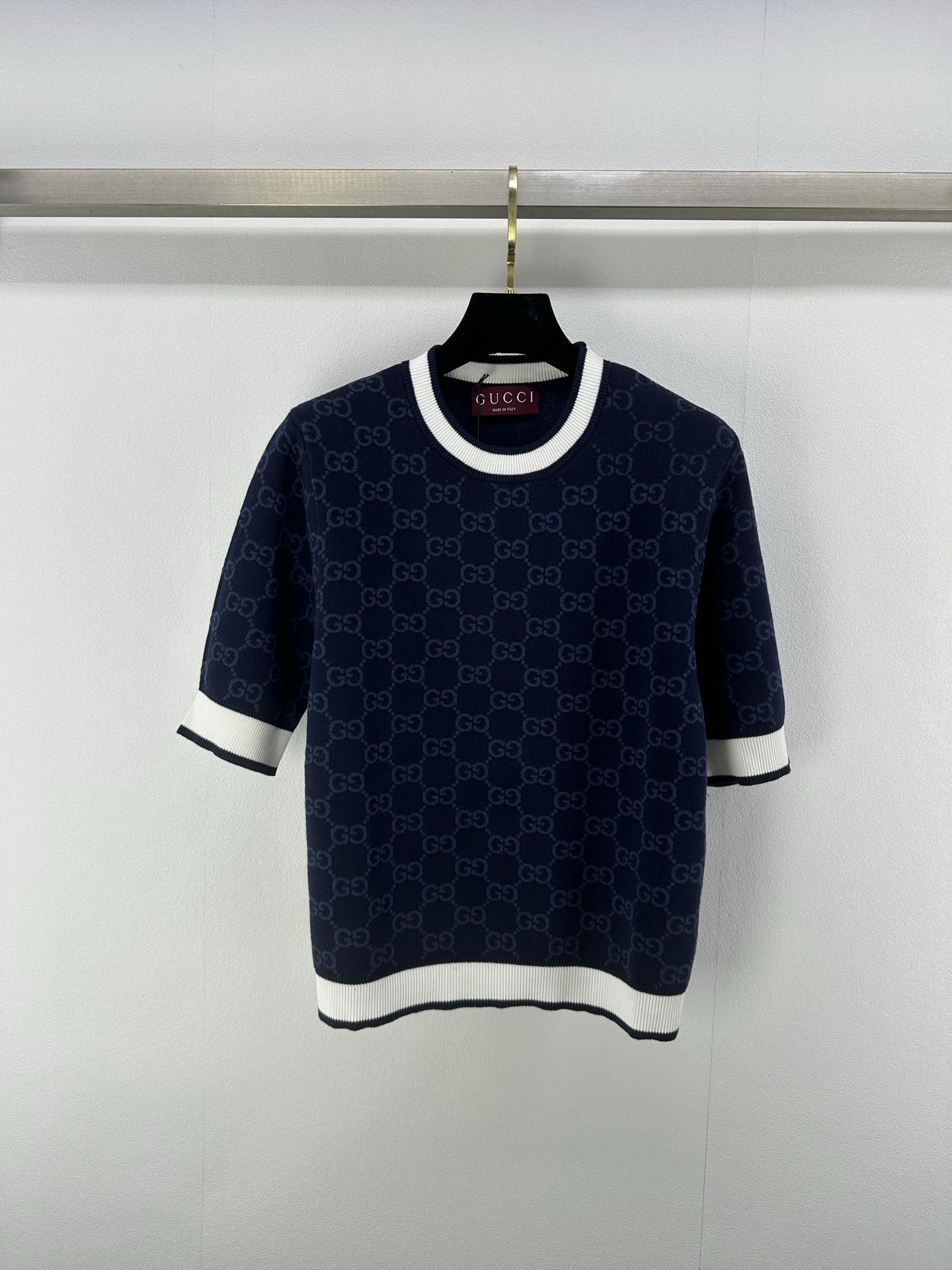 NO:334767,Gucc new details 25 Summer new products are noble dark blue retro three-dimensional jacquard full GG knitted round neck short sleeves, contrasting edge GG three-dimensional thread lifting process is exquisite and fashionable!  The upper body is super elegant!  The classic round neck H loose fit design makes the upper body look slim!  A single item for a young lady with temperament and age reduction. A must-have for white, rich and beautiful girls!  1 color 3 code SML, gucci, T-shirt, alexander wang19860909Gucc 上新细节 25 夏季新品高贵深蓝复古立体提花满幅GG针织圆领短袖,撞色边GG立体线提工艺精致又时髦！上身超级有气质！经典圆领H宽松版型设计上身巨显瘦！气质名媛少女减龄单品.白富美必入！ 1色3码SML,,gucci,T-shirt,alexander wang,Women's clothing