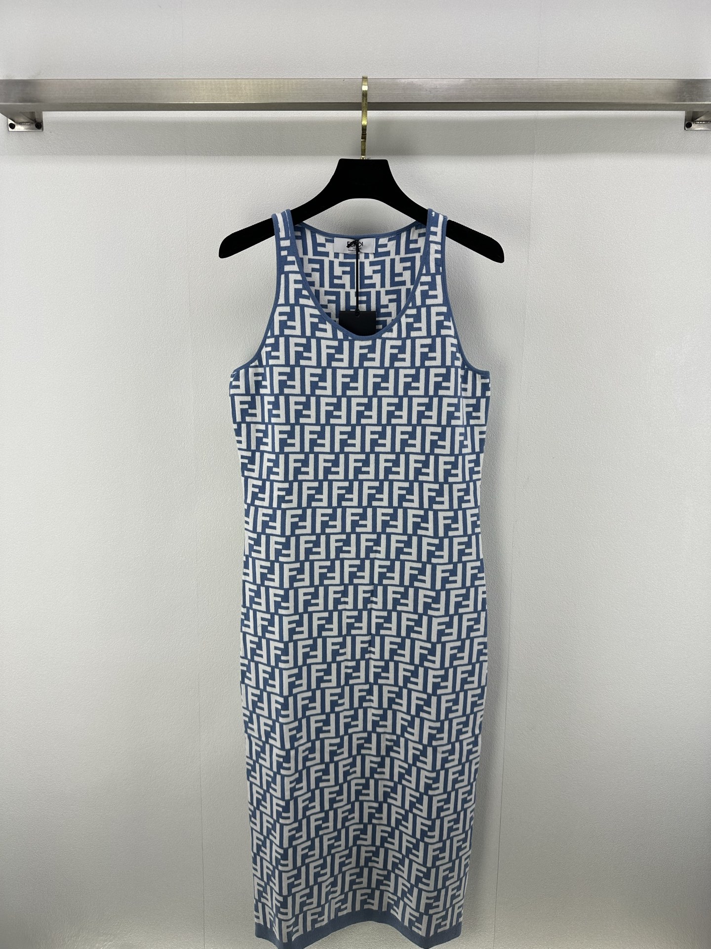 NO:334764,New details on Fend* 25 New summer style full-print letter jacquard elastic slim vest skirt full of high-end feel, when you wear it, you feel like you are walking on the fashionable and cutting-edge girl~ The elastic slim fit style makes you look super good!  The sleeveless design is the best for summer wear, cool and sexy. The printed double F letter jacquard is really the brand's high-end and uniqueness in every place. Walking on the street, you will have a full score of turning back!  The fabric is also super comfortable, skin-friendly and breathable, and it won't be stuffy in summer. It's also very elastic, and babies of all figures can easily control it. 2 colors, 3 sizes, SML, fendi, skirts, alexander wang19860909Fend*上新细节 25 夏季新款满印字母提花弹力修身背心裙 满满的高级感,穿上它,感觉自己就是走在时尚尖端的girl~弹力修身的版型,超级显身材！无袖设计,夏天穿再合适不过了,清凉又性感.满印的双F字母提花,真的是每一处都透着品牌的高级和独特,走在街上,回头率满分！面料也是超级舒服,亲肤透气,夏天穿完全不会闷热.弹力也很好,各种身材的宝贝都能轻松驾驭 2色3码SML,,fendi,skirts,alexander wang,Women's clothing