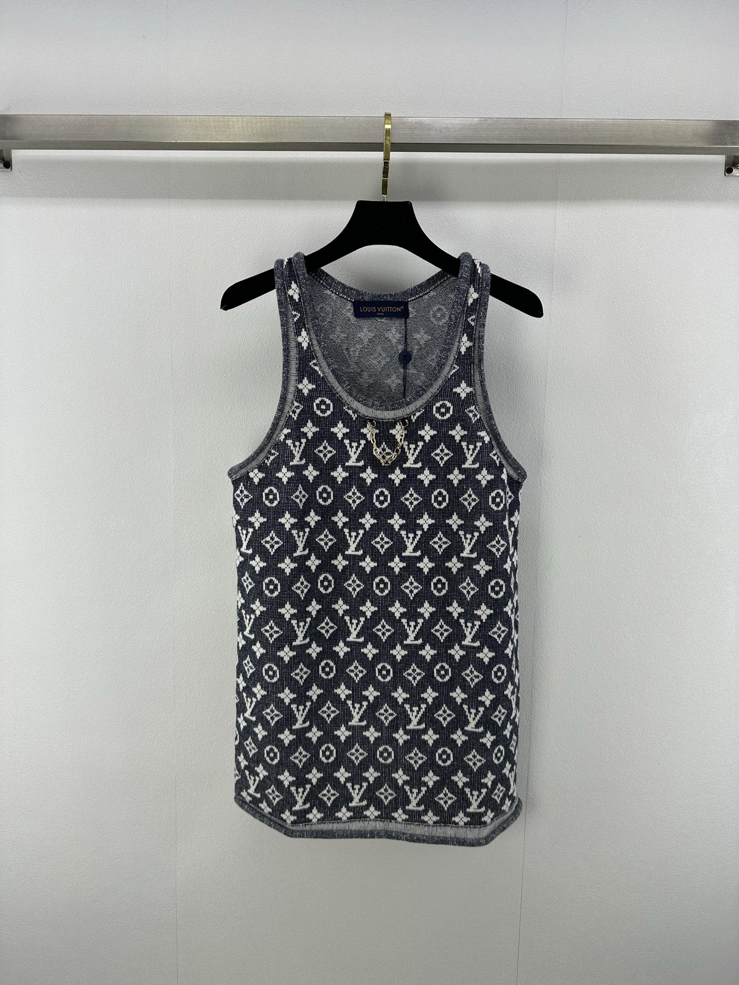 NO:334768,New details on LV* 25 The latest grey Danny series in summer knitted denim blue vest skirt classic monogram jacquard gray and white contrasting color, German machine barrel jacquard double weaving process, blended yarn texture is excellent!  A rich and beautiful woman must come in!  The classic style is not picky about people, and the upper body looks huge and slim!  1 color 3 code SML, louis vuitton, skirts, alexander wang19860909LV*上新细节 25 夏季最新灰色系丹尼系列 针织牛仔蓝背心裙 经典monogram提花灰白撞色,徳国机圆桶提花双织工艺,混纺纱线质感超赞！白富美必入！经典版型不挑人上身巨显瘦！ 1色3码SML,,louis vuitton,skirts,alexander wang,Women's clothing