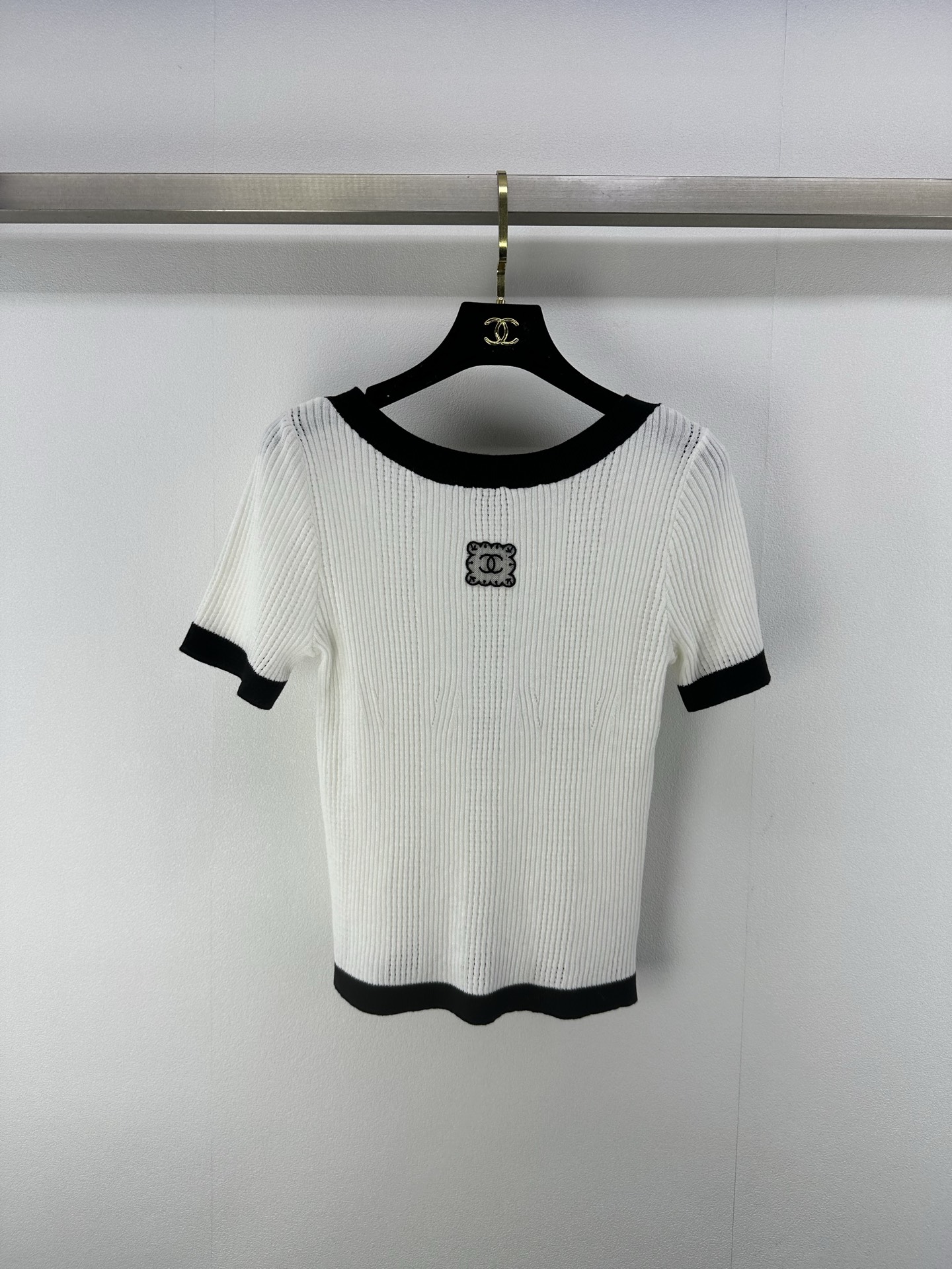 NO:334740,Chane* new details 25 spring and summer new knitted one-shoulder short sleeves Contrast color edging design Classic double C letter logo lace embellishment Simple and fashionable daily versatile 2 colors 3 codes SML, chanel, T-shirt, alexander wang19860909Chane*上新细节 25 春夏新款针织一字肩短袖 撞色包边设计 经典双c字母logo蕾丝点缀 简约时髦日常百搭 2色3码SML,,chanel,T-shirt,alexander wang,Women's clothing