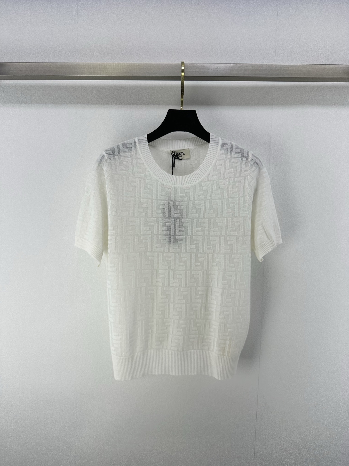 NO:334743,FEND* New Details 25 Spring and Summer Latest Hollow Round Collar Knitted Short Sleeves!  Custom imported silk material, skin-friendly and breathable, with excellent texture. The whole body's iconic logo jacquard and hollow texture. The perfect combination of breathable comfort and fashion. You can easily control it in daily outfits and special occasions to show a sense of high-end and temperament!  1 color 3 code SML, fendi, T-shirt, alexander wang19860909FEND* 上新细节 25 春夏最新镂空圆领针织短袖！定制进口丝毛材质 亲肤透气 质感上乘 通体标志性logo提花配合镂空肌理 透气舒适与时尚的完美结合 日常穿搭和特殊场合 都能轻松驾驭 展现高级感和气质！ 1色3码SML,,fendi,T-shirt,alexander wang,Women's clothing