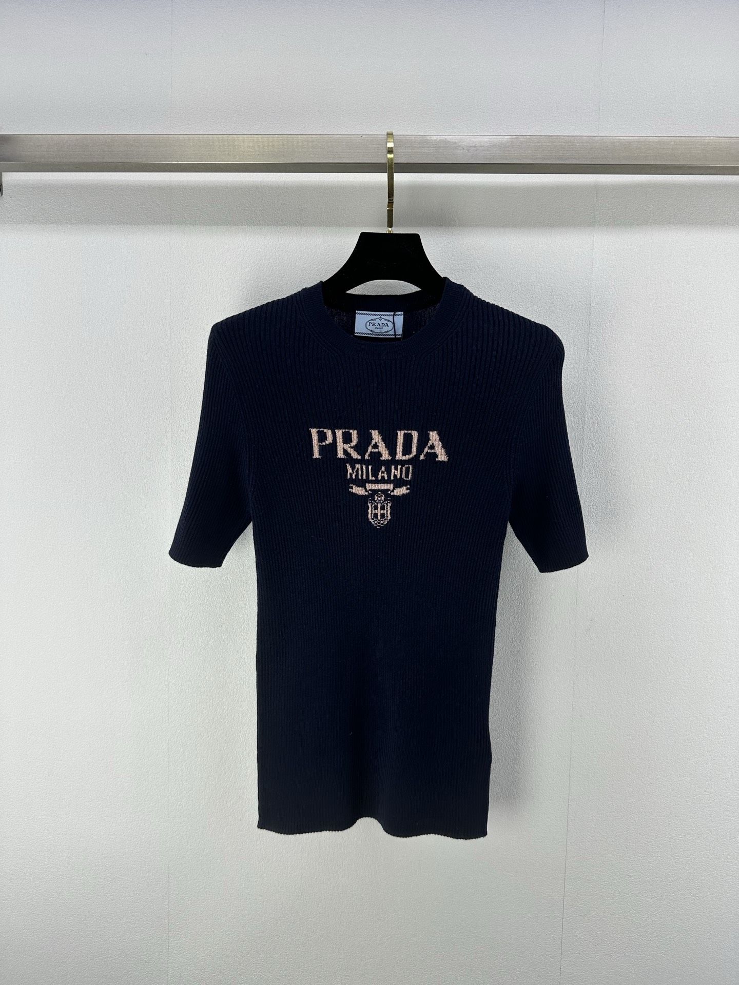 NO:334746,Prad* New details 25 Spring and summer new logo slim knitted silver wire short sleeves All-body vertical knitted texture, paired with elastic mulberry silk wool blend, iconic silver wire logo decoration on the chest to add luxury, slim fit style tailoring, fit body, slim and high-end outfit, a must-have item for daily commuting 3 colors and 3 codes SML, prada, T-shirt, alexander wang19860909Prad* 上新细节 25 春夏新款logo修身针织银丝短袖 通体竖条针织纹理,搭配弹性十足桑蚕丝羊毛混纺,胸前撞色标志性银丝logo装饰 增添奢华感 修身版型剪裁 贴合身形 穿搭显瘦高级,日常通勤必备单品 3色3码SML,,prada,T-shirt,alexander wang,Women's clothing