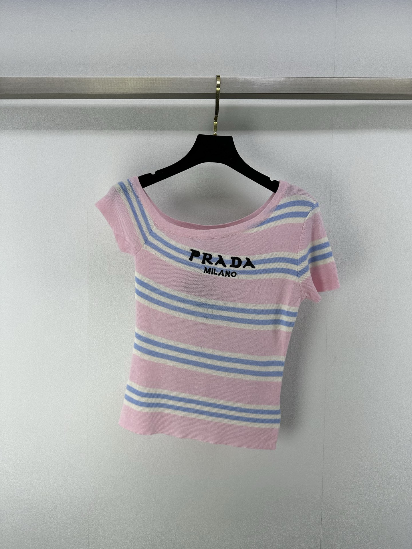 NO:334761,New details on Prad* 25 Spring and summer new products of oblique shoulder knitted short sleeves Customized YB wool yarn wool yarn wool, comfortable and soft, elastic, oblique shoulder knitted short sleeves cut, oblique neckline cut with fine threads, elastic tight fits the body, more covers the flesh and makes it look slim, multi-color striped design details show the fashionable atmosphere of high street, dense weaving process, detailed patterns add a sense of exquisiteness to simple outfits, simple embroidery logo on the chest, can easily show the playful girl style, slim fit style, slim and fashionable, all seasons, single wear, 2 colors, 3 codes, SML, prada, T-shirt, alexander wang19860909Prad*上新细节 25 春夏新品斜肩针织短袖 定制YB羊毛纱线织造 舒适软糯 弹力十足 斜肩针织短袖裁剪 领口斜裁以螺纹细包边 弹力收紧贴合身形更遮肉显瘦 多色条纹设计细节更显高街时髦气息 成衣选用密实织造工艺 细致纹路为简易穿搭增添精致感 胸前字母刺绣徽标简单修饰 就能轻松彰显俏皮女生风格 修身版型 显瘦时髦 四季单穿叠穿都 2色3码SML,,prada,T-shirt,alexander wang,Women's clothing