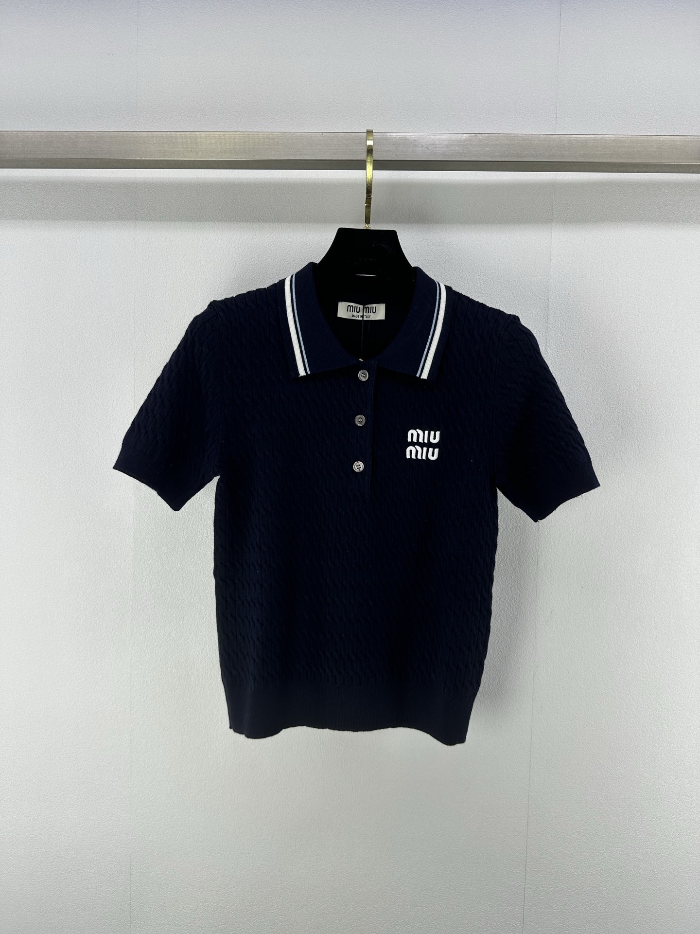 NO:335203,MiuMi* New Details 25 Spring and Summer Latest Twist Lapel Knitted Short Sleeves!  Custom imported yarn weaving, high-quality texture and comfortable, small twist texture texture, chest brand labels to highlight the brand personality, highlight the high-end feeling of outfit, elastic and tighter, more refined, slimming outfit, full of relaxation and tone, light luxury and fashionable temperament!  3 color 3 code SML, miumiu, T-shirt, alexander wang19860909MiuMi* 上新细节 25 春夏最新麻花翻领针织短袖！定制进口纱线织造 质感高级舒适 小麻花肌理纹路 胸前品牌标签 彰显品牌个性 凸显穿搭高级感 弹性松紧更显精致 穿搭显瘦 尽显松弛调性 轻奢时髦气质！ 3色3码SML,,miumiu,T-shirt,alexander wang,Women's clothing