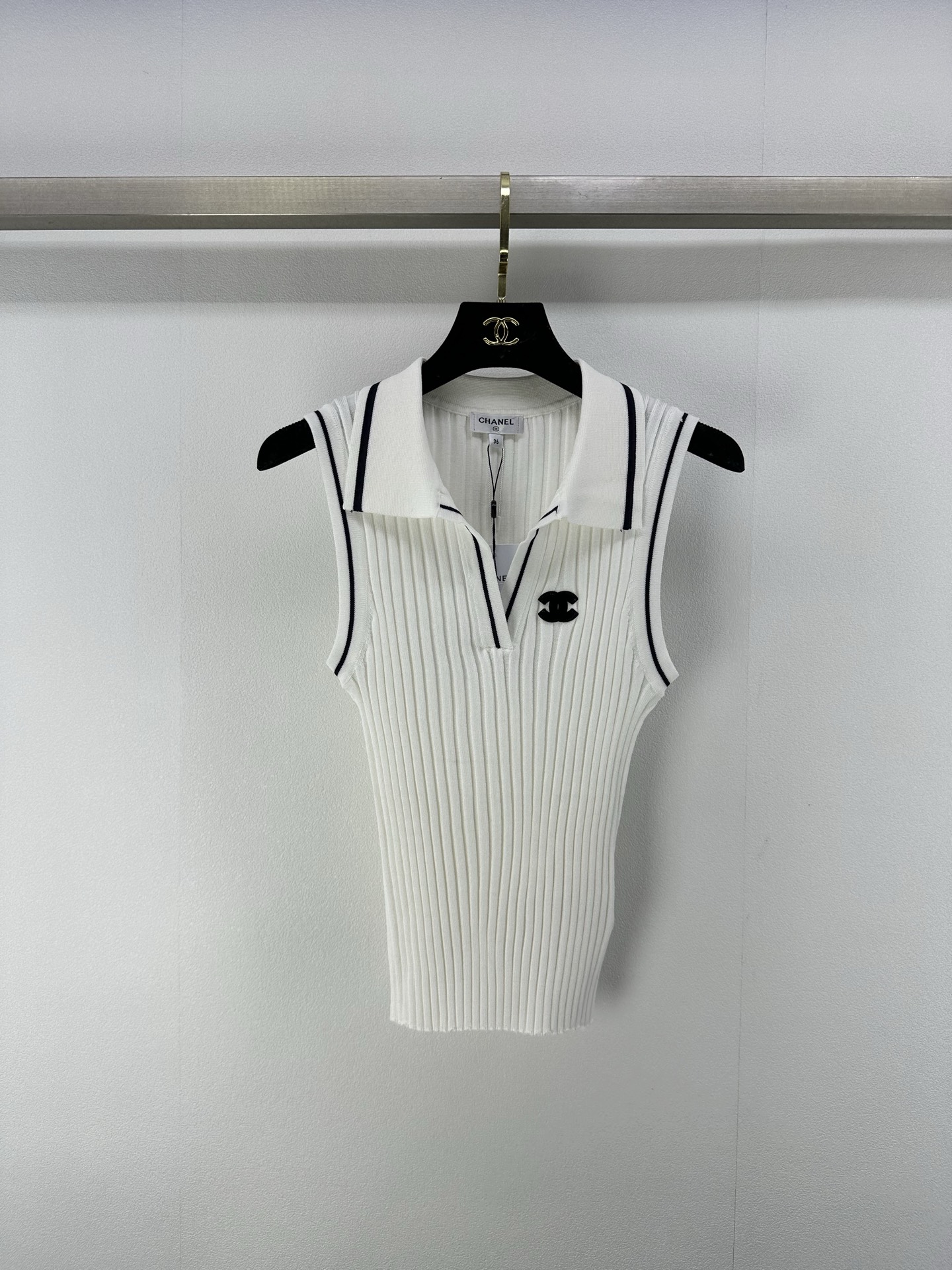 NO:335205,New Details on Chane* 25 Spring and Summer Latest Logo Knitted Lapel Vest!  Custom imported knitted material, elastic and comfortable, the first choice for summer outfits, lapel vest tailoring, chest logo pattern, highlight the brand's personality, highlight the high-end feeling of outfits, vertical pit strip texture, slimming design, make simple styles look sexy and individual, elastic and tighter, more refined, outfits show relaxed tone, light luxury and fashionable temperament, 2 colors, 3 codes, SML, chanel, alexander wang19860909Chane*上新细节 25 春夏最新徽标针织翻领背心！定制进口针织材质 弹力舒适 夏日穿搭首选 翻领背心剪裁 胸前logo徽标图案 彰显品牌个性 凸显穿搭高级感 竖坑条纹理显瘦设计 让简单款式穿出性感个性 弹性松紧更显精致 穿搭尽显松弛调性 轻奢时髦气质 2色3码SML,,chanel,alexander wang,Women's clothing