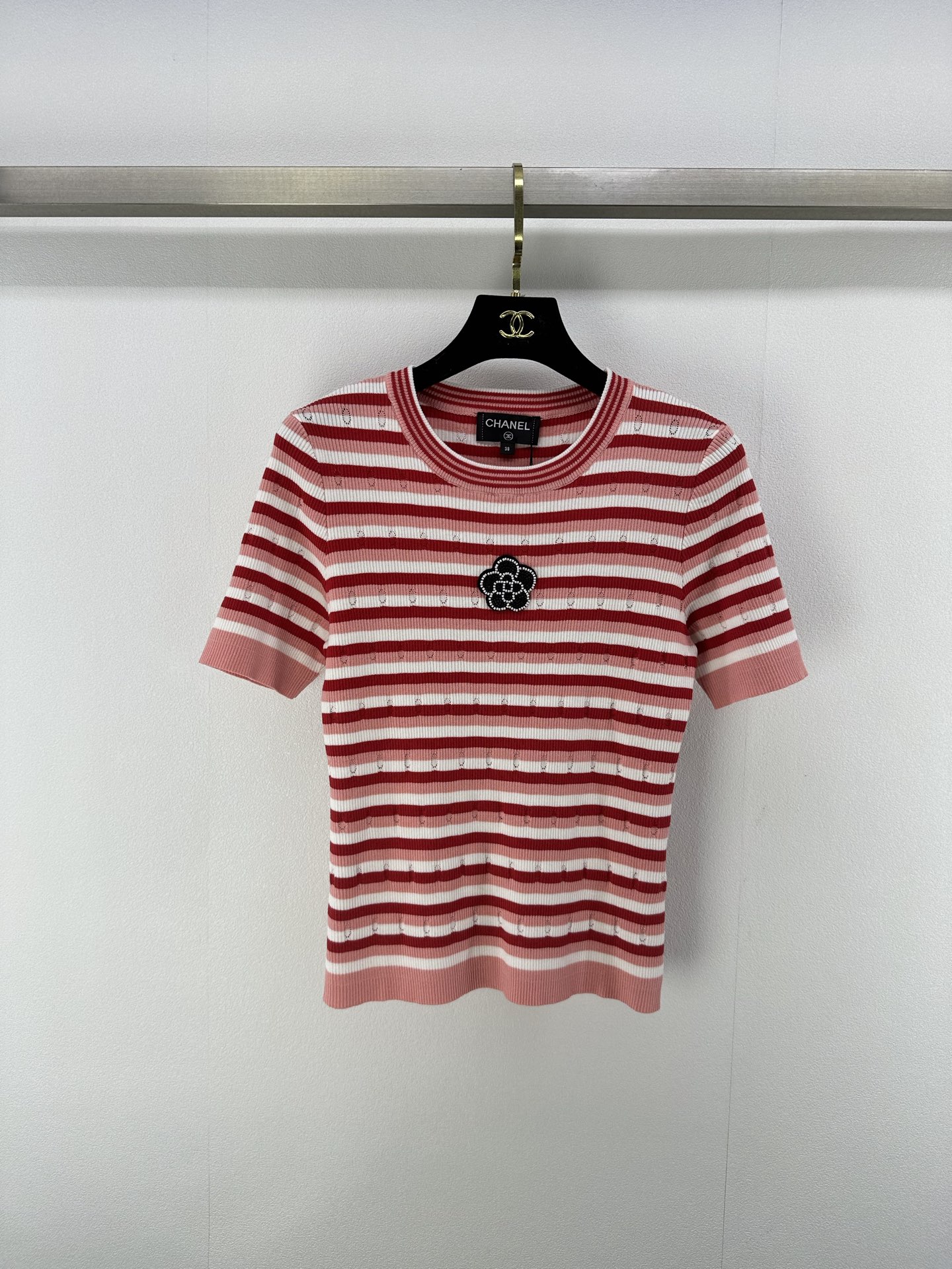NO:335214,.165CHANE* New Details 25 Spring and Summer Latest Color Block Striped Knit Camellia Short Sleeve!  Custom imported knitted material, high-quality texture, large body contrasting splicing stripes, camellia pattern nail beads, playful, age-reducing, white-white, showing the French elegant dressing style, and eye-catching outfits on daily dates!  2 color 3 code SML, chanel, T-shirt, alexander wang19860909.165CHANE* 上新细节 25 春夏最新拼色条纹针织山茶花短袖！定制进口针织材质 质感高级 大身撞色拼接条纹 山茶花图案钉珠 俏皮减龄显白 尽显法式优雅穿搭风格 日常约会亮眼穿搭！ 2色3码SML,,chanel,T-shirt,alexander wang,Women's clothing