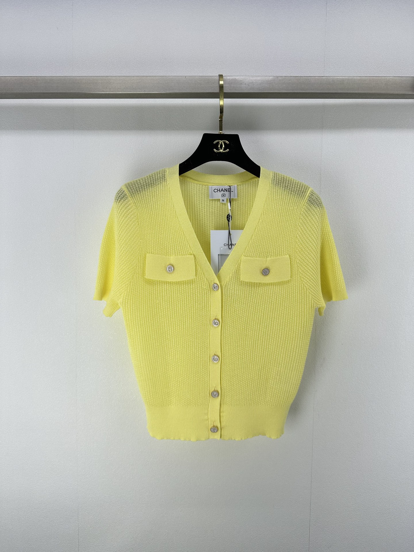 NO:335208,Chane* new details 25 summer new v-neck cardigan short sleeve skin-friendly and breathable silk linen, V-neck three-dimensional perfume bottle pattern relief needle method, pocket diamond gold 5 buttons, small cardigan short sleeve exquisite temperament fashionable and versatile 1 color 3 size SML, chanel, T-shirt, alexander wang19860909Chane*上新细节 25 夏季新款v领开衫短袖 亲肤透气绢丝亚麻,V领立体香水瓶图案浮雕针法,口袋订钻金色5纽扣,小开衫短袖精致气质时尚百搭 1色3码SML,,chanel,T-shirt,alexander wang,Women's clothing