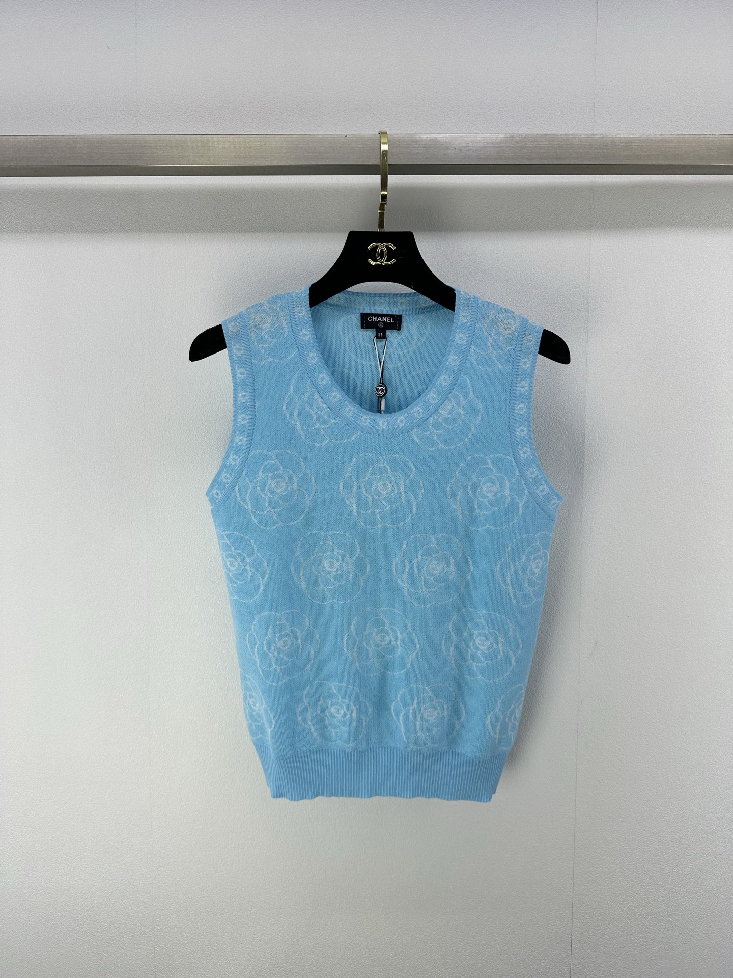 NO:335693,Chane* new details 25 spring and summer new knitted round-neck camellia vest double c letter logo edge design classic camellia double closure jacquard decoration high-end fashionable and versatile 3 colors 3 codes SML, chanel, alexander wang19860909Chane*上新细节 25 春夏新款针织圆领山茶花背心 双c字母logo包边设计 经典山茶花双clogo提花装饰 高级时髦百搭 3色3码SML,,chanel,alexander wang,Women's clothing