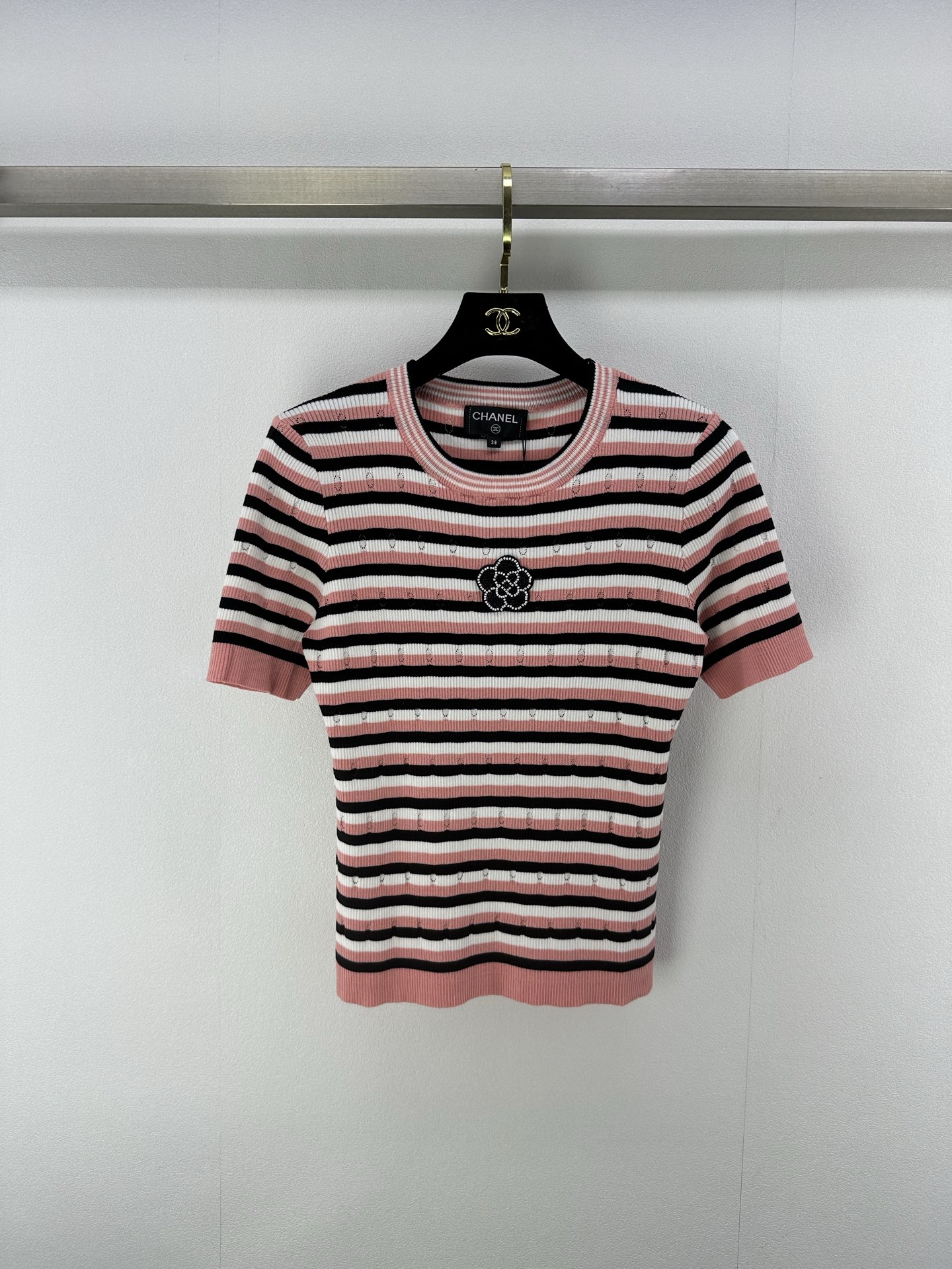 NO:335212,CHANE* New Details 25 Spring and Summer Latest Color Block Striped Knit Camellia Short Sleeve!  Custom imported knitted material, high-quality texture, large body contrasting splicing stripes, camellia pattern nail beads, playful, age-reducing, white-white, showing the French elegant dressing style, and eye-catching outfits on daily dates!  2 color 3 code SML, chanel, T-shirt, alexander wang19860909CHANE* 上新细节 25 春夏最新拼色条纹针织山茶花短袖！定制进口针织材质 质感高级 大身撞色拼接条纹 山茶花图案钉珠 俏皮减龄显白 尽显法式优雅穿搭风格 日常约会亮眼穿搭！ 2色3码SML,,chanel,T-shirt,alexander wang,Women's clothing