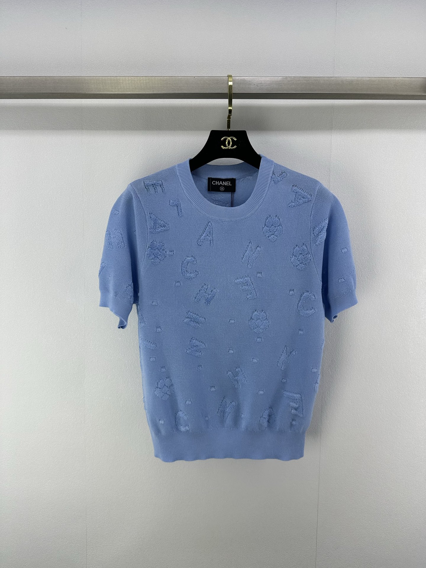 NO:335216,chane* New Details 25 Spring and Summer Latest Letter Logo Knitted Short Sleeves!  Customized wool knitted material, delicate and soft, full of elasticity, neckline cuffs and hem threads are edging, elastic and comfortable, full of letter elements, strong retro style!  3 color 3 code SML, chanel, T-shirt, alexander wang19860909chane*上新细节 25 春夏最新字母徽标针织短袖！定制羊毛针织材质 细腻柔软 弹力十足 领口袖口和衣摆螺纹收边 弹力舒适 通体字母元素图案满铺 复古风格强烈！ 3色3码SML,,chanel,T-shirt,alexander wang,Women's clothing