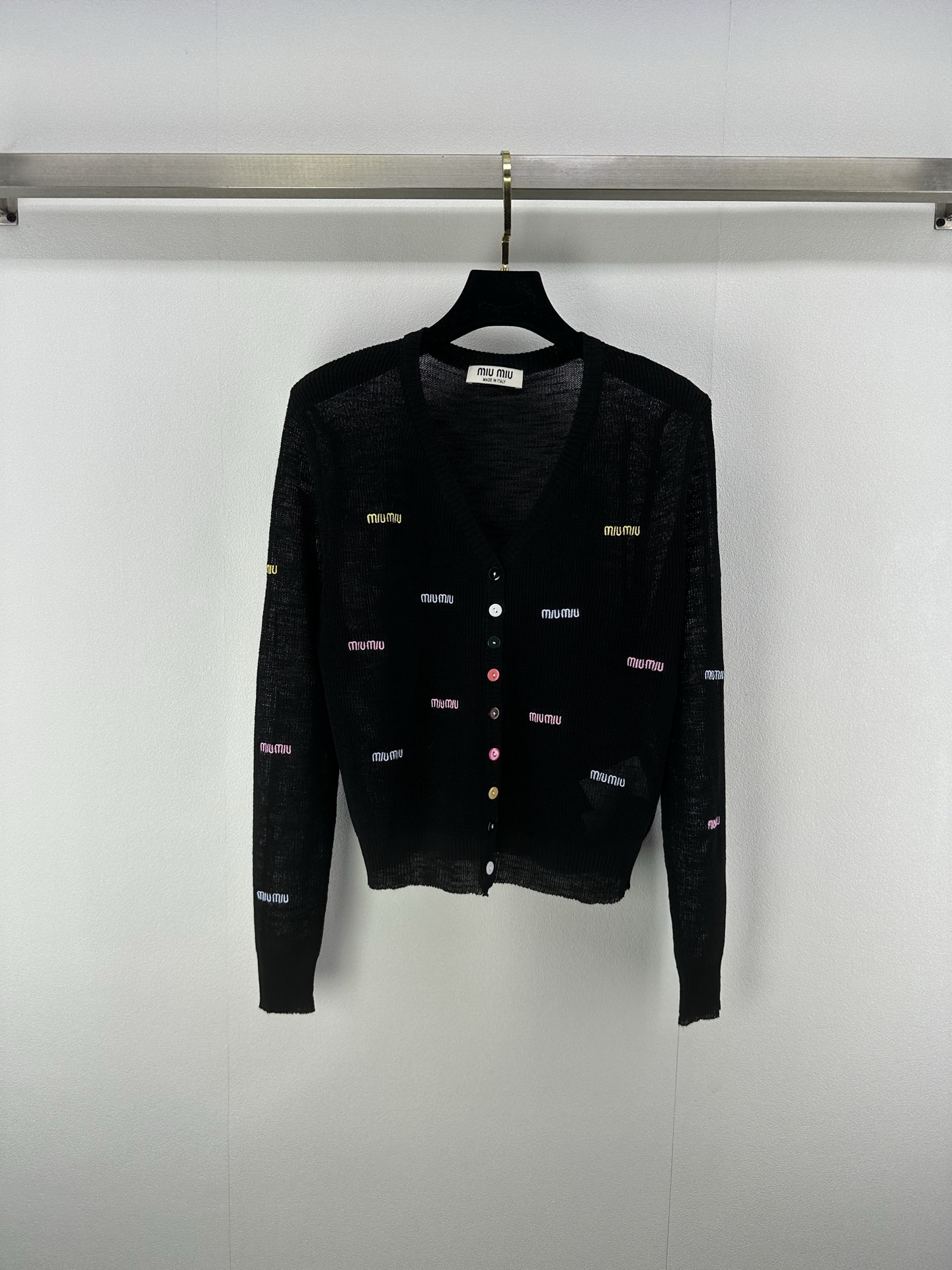 NO:335220,MiuMi* New details 25 New summer color letter embroidered v-neck cardigan macaron color embroidery logo stylish and slim, versatile and age-reducing. Can be matched with vests in the same color. Must-have for sun protection in summer 3 colors and 3 sizes SML, miumiu, alexander wang19860909MiuMi* 上新细节 25 夏季新款彩色字母刺绣v领开衫 马卡龙配色刺绣logo 时尚又修身 百搭又减龄 可搭配同色系背心 夏日防晒必备 3色3码SML,,miumiu,alexander wang,Women's clothing