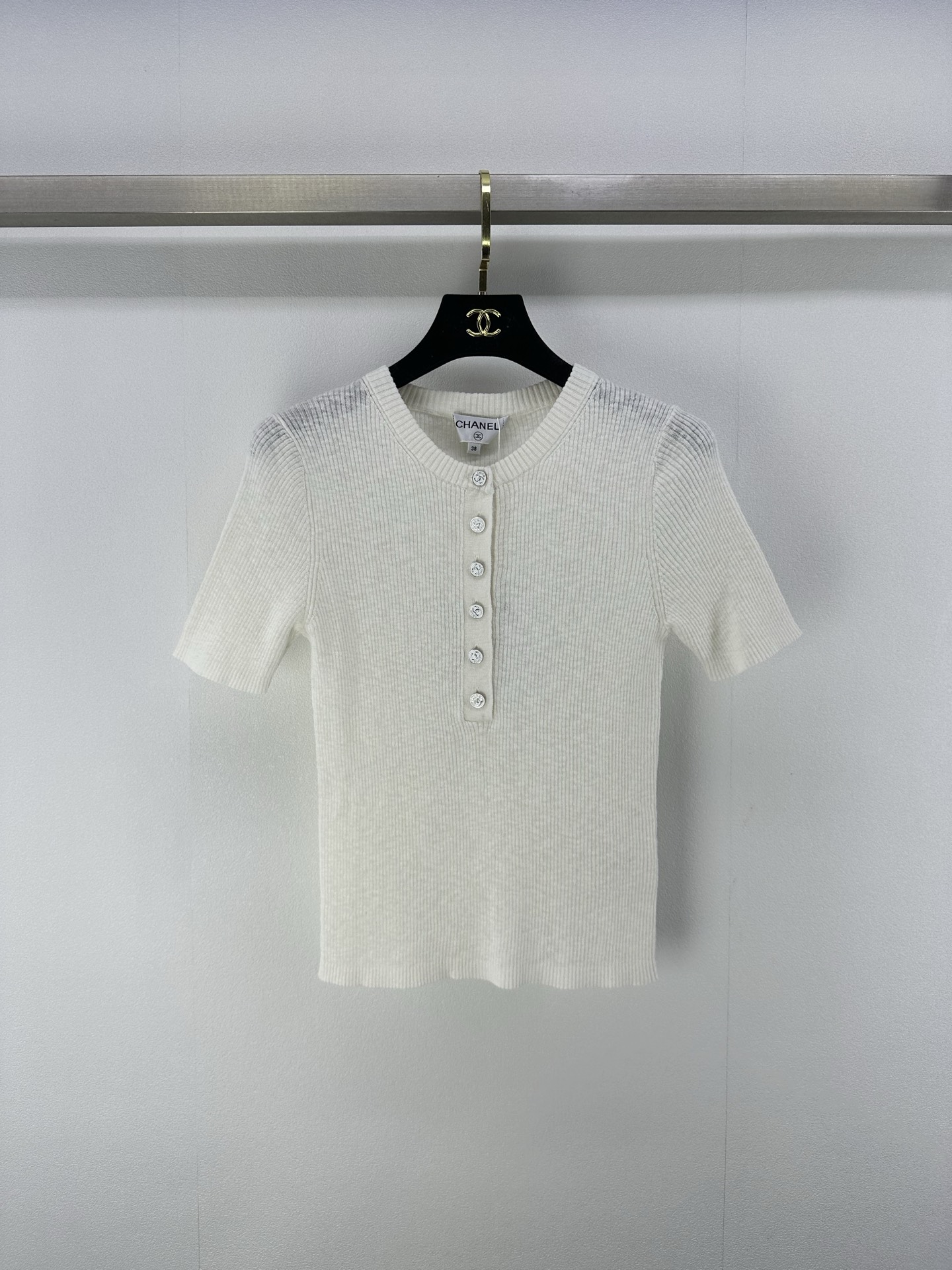 NO:335674,Chane* new details 25 New summer style half-open slim knitted short sleeves Customized YB cotton yarn woven elastic and comfortable breathable and easy to wear Half-open slim short sleeve tailoring beautify the head and shoulders proportions more slimming The texture of the whole body vertical pit strips is intertwined with the neckline exquisite double C open mold closure, sweet and pure style is strong, showing taste, slim fit style highlights the figure, playful and age-reducing, more visual effects are richer, easy to control during daily travel or party 2 colors 3 codes SML, chanel, T-shirt, alexander wang19860909Chane*上新细节 25 夏季新款半开襟修身针织短袖 定制YB全棉纱线织造 弹力舒适 透气好穿 半开襟针织短袖剪裁 美化头肩比例更显瘦 通体竖坑条纹理交织 配合领口精致双C开模襟扣 甜美清纯风格强烈 彰显品味 修身版型 突显身材 风格俏皮减龄 视觉效果更丰富 日常出行或聚会轻松驾驭 2色3码SML,,chanel,T-shirt,alexander wang,Women's clothing