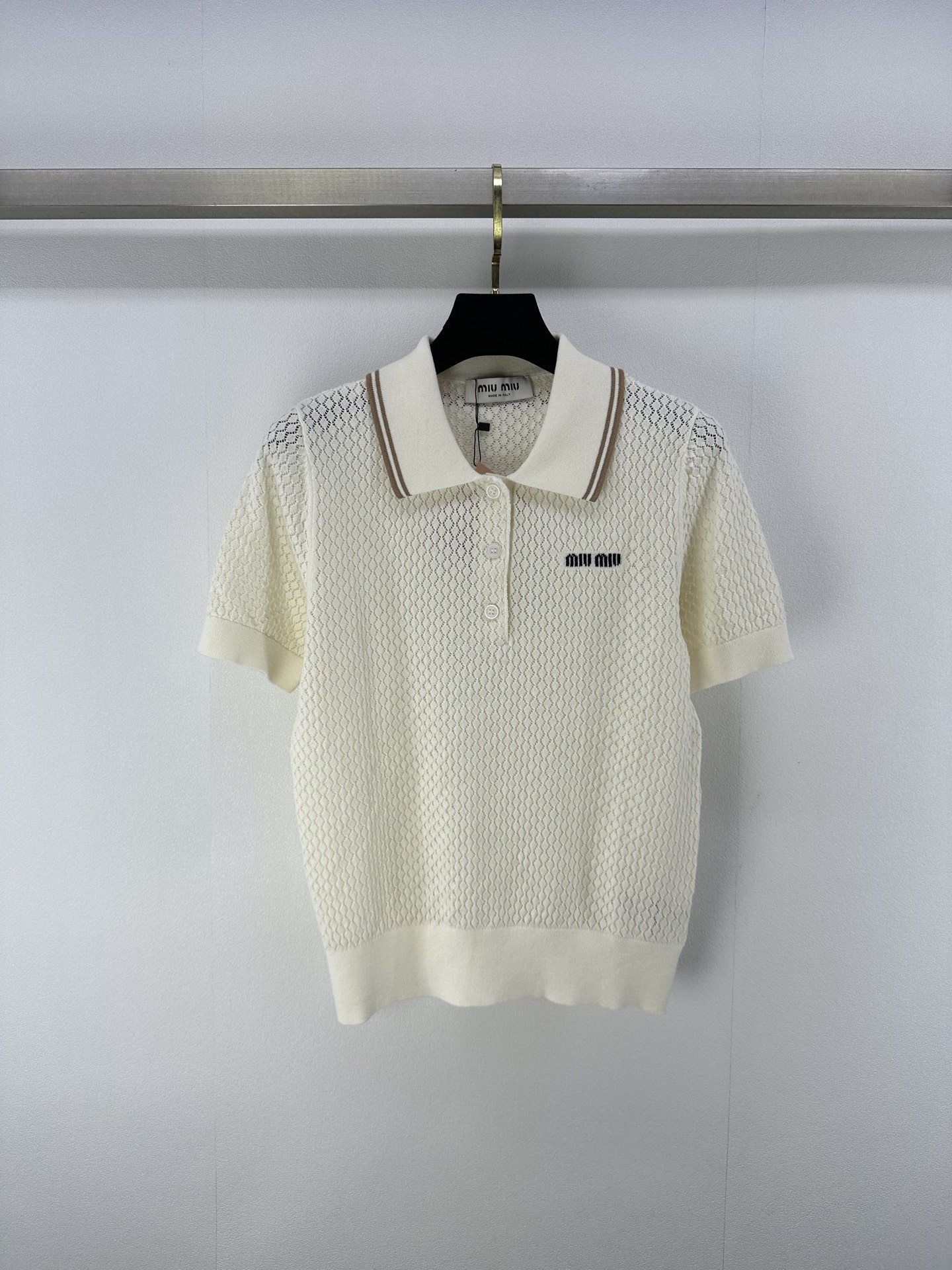 NO:335230,New details on MiuMi* 25 Spring and Summer Newest Hollow Lapel Knitted Short Sleeves!  Customized Tennis yarn weaving, texture high-quality and comfortable, lapel knitted short-sleeved top cut, multiple hollow crochet textures intertwined, matching with the contrasting letter pattern on the chest, highlighting the high-end outfit, slimming outfit, showing a relaxed tone, light and luxurious and fashionable temperament, 1 color, 3 codes SML,,miumiu, T-shirt, alexander wang19860909MiuMi*上新细节 25 春夏最新镂空翻领针织短袖！定制天丝纱线织造 质感高级舒适 翻领针织短袖上衣剪裁 多种镂空钩针肌理交织 配合胸前撞色字母图案 凸显穿搭高级感 穿搭显瘦 尽显松弛调性 轻奢时髦气质 1色3码SML,,miumiu,T-shirt,alexander wang,Women's clothing