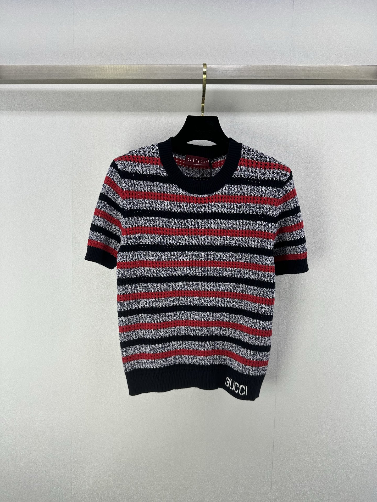 NO:335215,New details on Gucc* 25 New summer striped short-sleeved hem positioning jacquard logo, texture and style of the body, exquisite regular version, huge slimming on the upper body!  Customized jacquard craftsmanship, low-key and luxurious!  A must-have item for fashionable things unlocks all outfits!  Classic items are fashionable and high-end, and the classic style is versatile and not picky!  1 color 3 code SML, gucci, T-shirt, alexander wang19860909Gucc*上新细节 25 夏季新款条纹短袖 下摆定位提花logo 衣身肌理感对版材质 精致常规版型上身巨显瘦！定制提花工艺 低调奢华！ 时髦精必备单品解锁所有穿搭！经典单品时髦又高级 经典版型百搭不挑人！ 1色3码SML,,gucci,T-shirt,alexander wang,Women's clothing