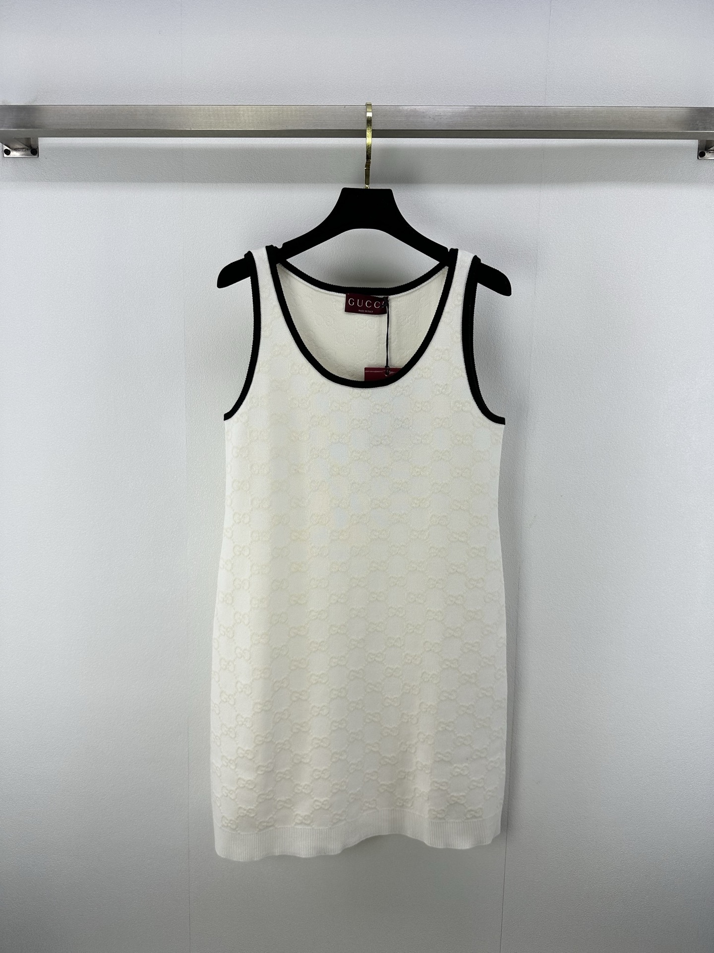 NO:335217,New details on Gucc* 25 New summer jacquard knitted vest skirt Customized YB cotton yarn woven High-quality texture Comfortable soft Vest skirt tailoring Tight knitted comfortable transition into spring and summer Neck cuffs Black threaded edging Different from the white skirt Body Rich layered Rhombus distributed double G letter logo embellishment Show brand tone Regular tailoring Hidden meat to make it look tender Spring and summer Daily age reduction 1 color 3 code SML, gucci, skirts, alexander wang19860909Gucc*上新细节 25 夏季新款提花针织背心裙 定制YB全棉纱线织造 质感高级 舒适柔软 背心裙剪裁 密实针织舒适过渡入春夏 领口袖口黑色螺纹包边 与白色裙身相异 层次感丰富 通体菱形分布双G字母徽标点缀 彰显品牌调性 常规剪裁 藏肉显嫩 春夏日常减龄 1色3码SML,,gucci,skirts,alexander wang,Women's clothing