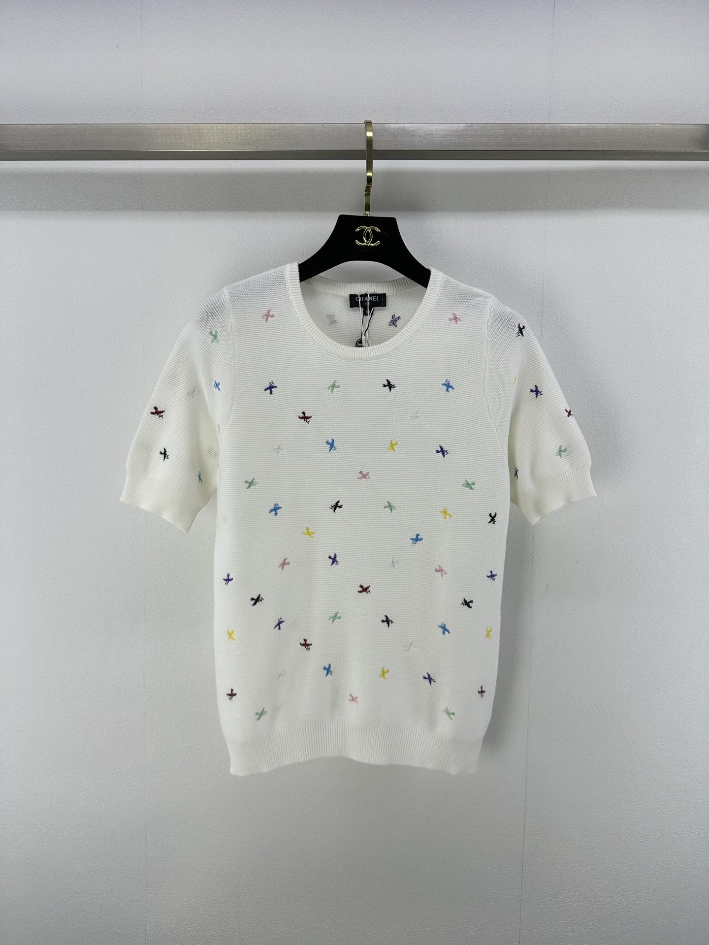 NO:335224,Chane* New Details 25 New Summer New Color Logo Embroidered Knitted Short Sleeves!  The full embroidery logo is fresh and the color scheme of macarons, which reduces the age-reducing girlish temperament!  The classic style is versatile and not picky, and it is a must-have item for white, rich and beautiful women!  1 color 3 code SML, chanel, T-shirt, alexander wang19860909Chane*上新细节 25 夏季新款最新彩色logo刺绣针织短袖！满幅刺绣logo小清新马卡龙配色,减龄少女风气质！经典版型百搭不挑人,白富美必备单品！ 1色3码SML,,chanel,T-shirt,alexander wang,Women's clothing