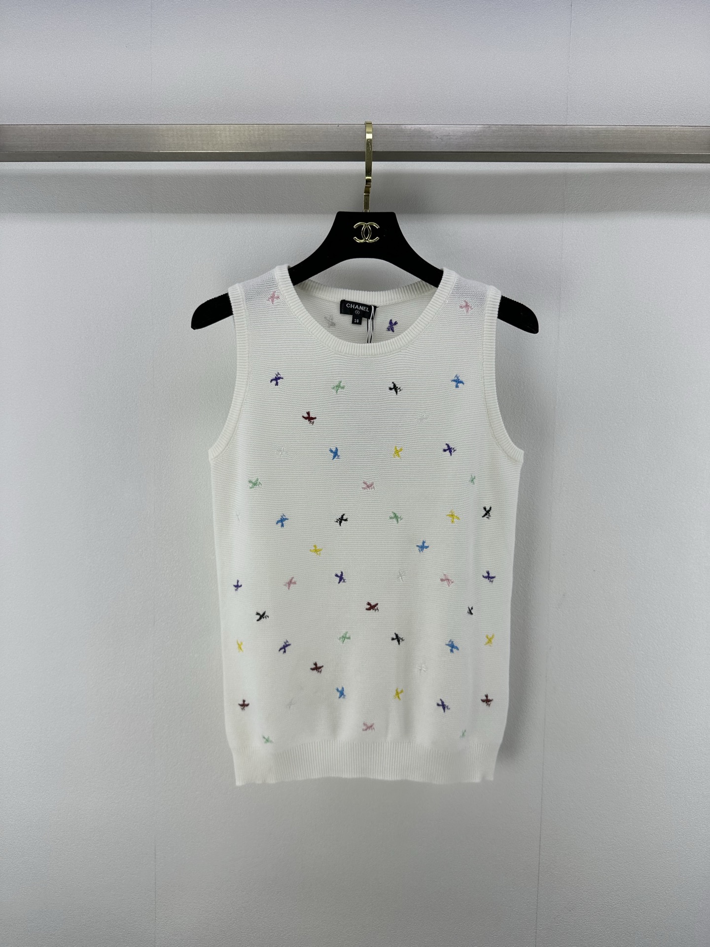 NO:335226,Chane* New Details 25 New Summer New Color Logo Embroidered Knitted Vest!  The full embroidery logo is fresh and the color scheme of macarons, which reduces the age-reducing girlish temperament!  The classic style is versatile and not picky, and it is a must-have item for white, rich and beautiful women!  1 color 3 code SML, chanel, alexander wang19860909Chane*上新细节 25 夏季新款最新彩色logo刺绣针织背心！满幅刺绣logo小清新马卡龙配色,减龄少女风气质！经典版型百搭不挑人,白富美必备单品！ 1色3码SML,,chanel,alexander wang,Women's clothing