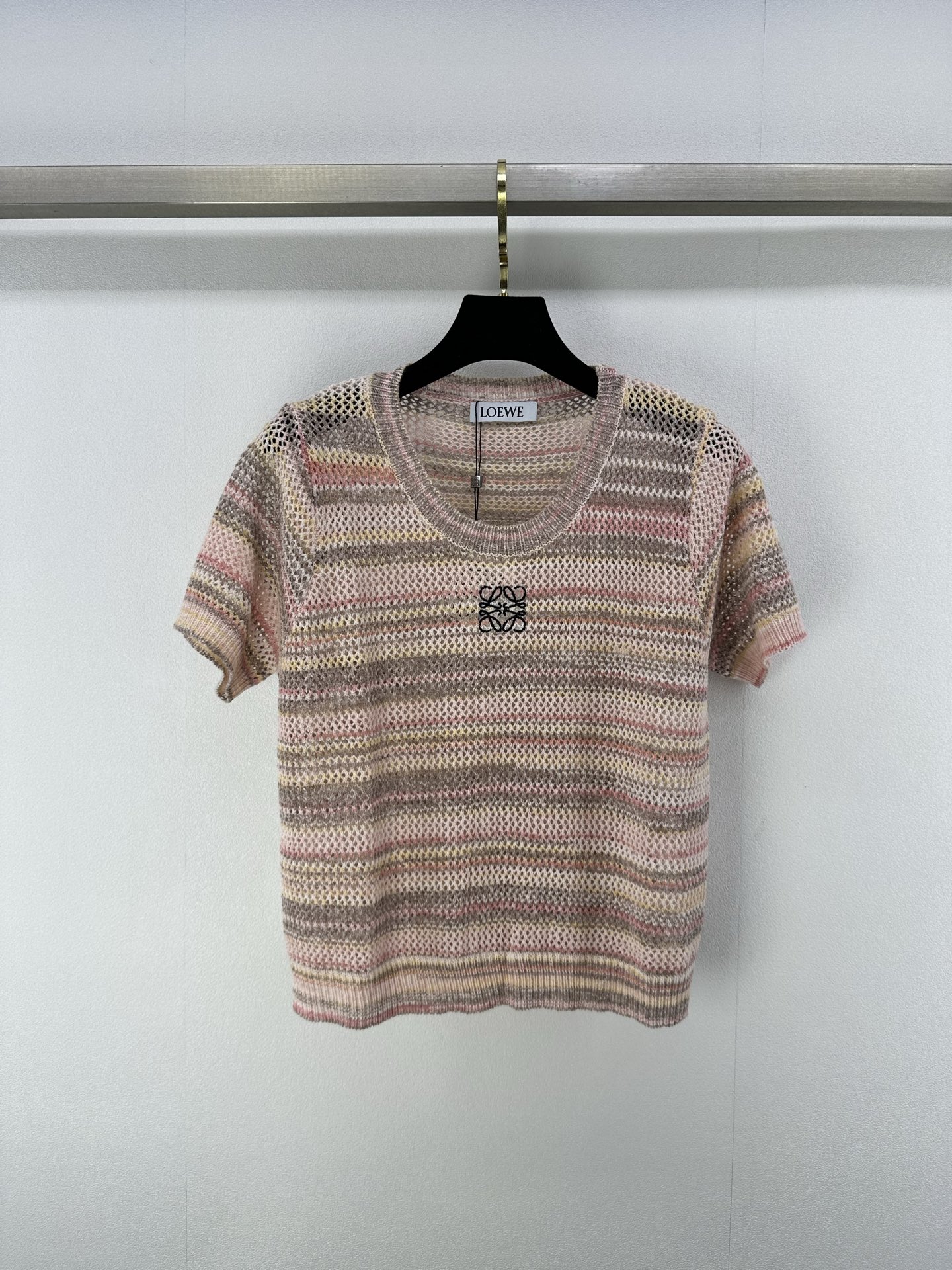 NO:335228,Loew* New Details 25 Spring and Summer Latest Colored Hollow Knit Short Sleeves!  Customized wool yarn material, comfortable and stylish, relaxed and fashionable, hollowed-out texture of mesh, agile and hazy, sexy, colorful stripes make the dopamine more vibrant, simple and versatile upper body, loose style, modifying elegant lines, a must-have fashion focus outfit for commuting, dating and vacation!  1 color 3 code SML, loewe, T-shirt, alexander wang19860909Loew* 上新细节 25 春夏最新彩色镂空针织短袖！定制羊毛纱线材质 舒适有型 松弛时髦 通体网眼镂空肌理 灵动朦胧不失性感 彩色段染条纹更显多巴胺活力 上身简约又百搭 宽松版型 修饰出优雅线条 通勤约会度假必备时尚焦点穿搭！ 1色3码SML,,loewe,T-shirt,alexander wang,Women's clothing