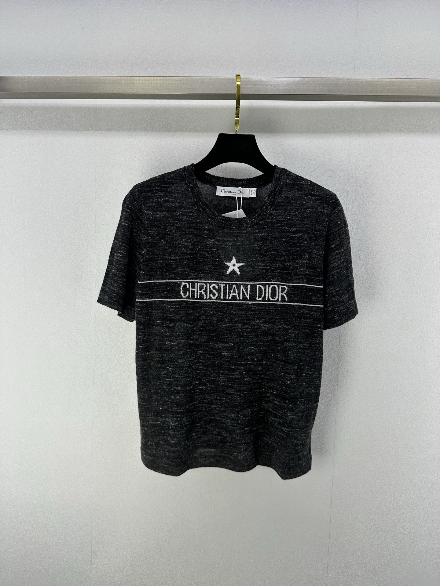 NO:409906,Dio* New Details 25 Spring and Summer Latest Round Neck Five-pointed Star Knit Short Sleeves!  Customized YB wool yarn weaving, texture high-quality and comfortable, round neck knitted short-sleeved tailoring, sports color yarn base, five-pointed star letters and logo patterns on the chest, highlighting the brand’s personality and highlighting the high-end feeling of outfits!  3 color 3 code SML, dior, T-shirt, alexander wang19860909Dio* 上新细节 25 春夏最新圆领五角星针织短袖！定制YB羊毛纱线织造 质感高级舒适 圆领针织短袖剪裁 通体彩纱打底胸前定位五角星字母徽标图案满铺 彰显品牌个性 凸显穿搭高级感！ 3色3码SML,,dior,T-shirt,alexander wang,Women's clothing