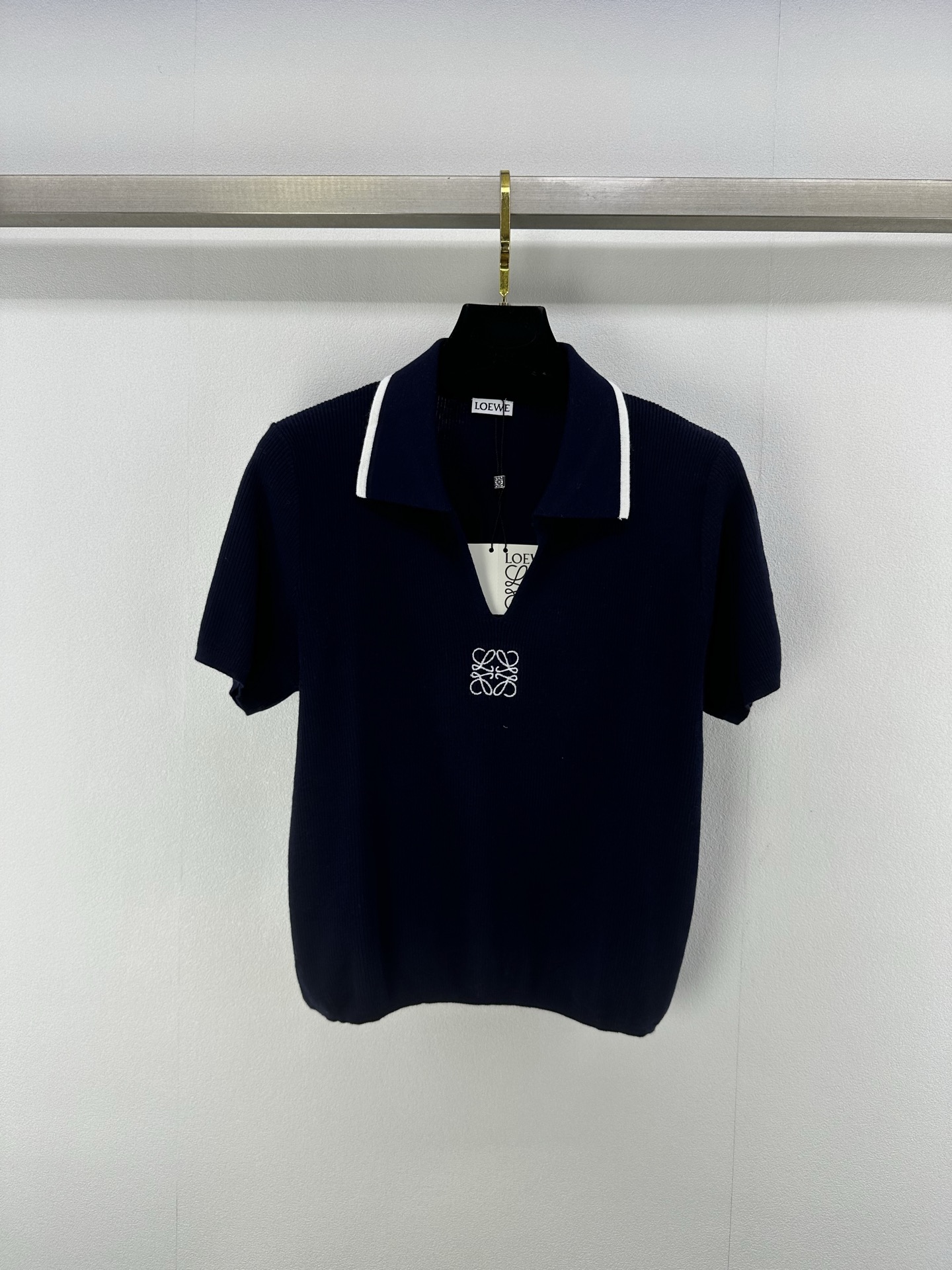 NO:335225,Loew* New details 25 Spring and summer latest contrasting color lapel knitted short sleeves!  Customized wool yarn weaving, high-quality texture, small V-lap with neckline, iconic letter jacquard logo pattern on chest, highlighting brand personality, highlighting high-end outfit, light luxury and fashionable temperament, can be worn alone and layered!  2 color 3 code SML, loewe, T-shirt, alexander wang19860909loew*上新细节 25 春夏最新撞色翻领针织短袖！定制羊毛纱线织造 质感高级舒适 领口小Ｖ翻领 胸前标志性字母提花徽标图案 彰显品牌个性 凸显穿搭高级感 轻奢时髦气质 单穿叠穿均可！ 2色3码SML,,loewe,T-shirt,alexander wang,Women's clothing