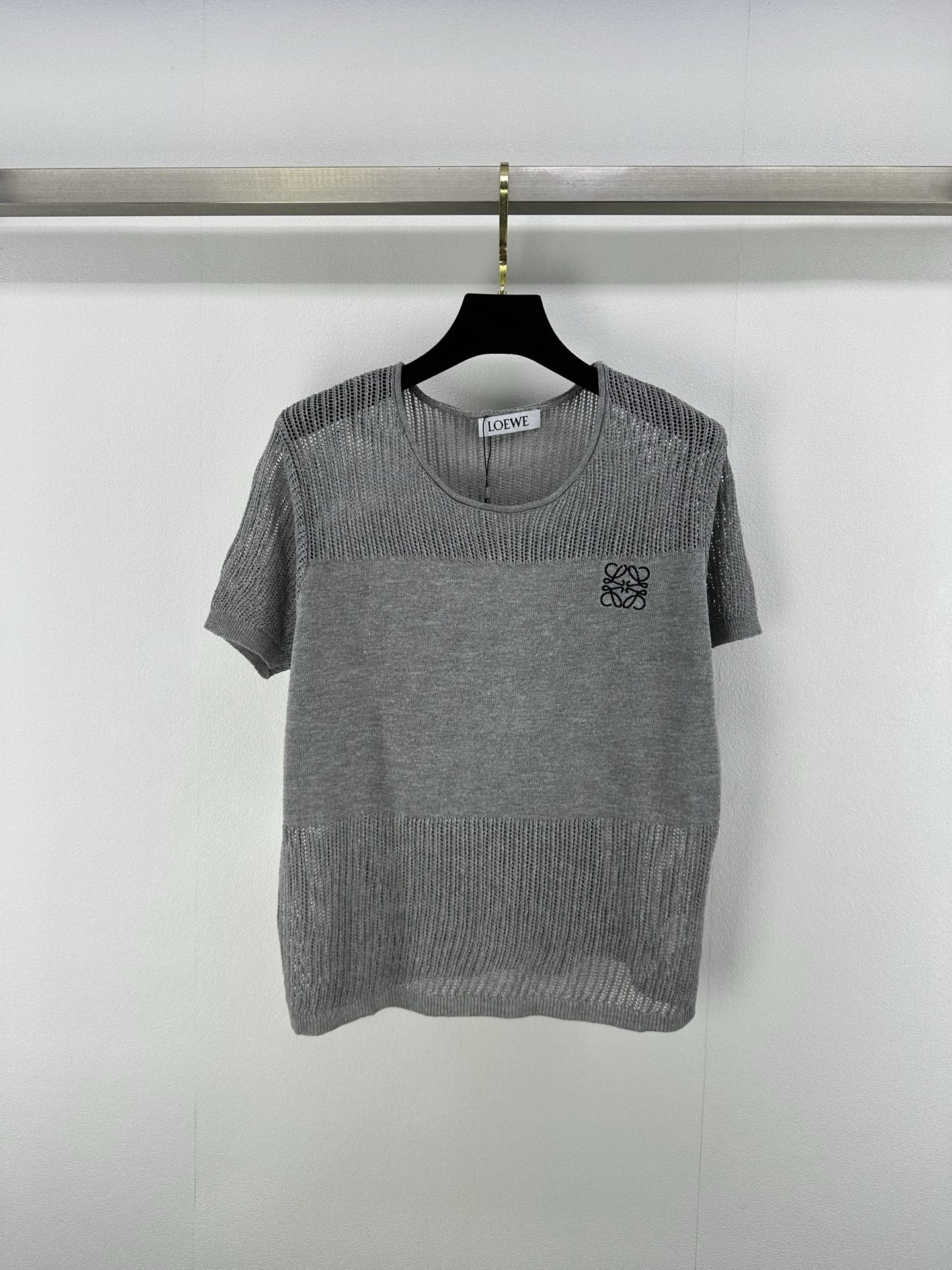 NO:335223,Loew* New details 25 Spring and summer latest hollow short sleeves!  The fabric is delicate and soft, sagging and refreshing, exquisite knitted short-sleeved style, embroidered with letters and logo patterns on the chest, strong retro college style, playful and age-reducing, easy to control when traveling or gatherings!  2 color 3 code SML, loewe, T-shirt, alexander wang19860909loew*上新细节 25 春夏最新镂空短袖！ 面料细腻柔软 垂顺冰爽 精致针织短袖版型 胸前刺绣点缀字母徽标图案 复古学院风格强烈 俏皮减龄显白 日常出行或轻松聚会轻松驾驭！ 2色3码SML,,loewe,T-shirt,alexander wang,Women's clothing