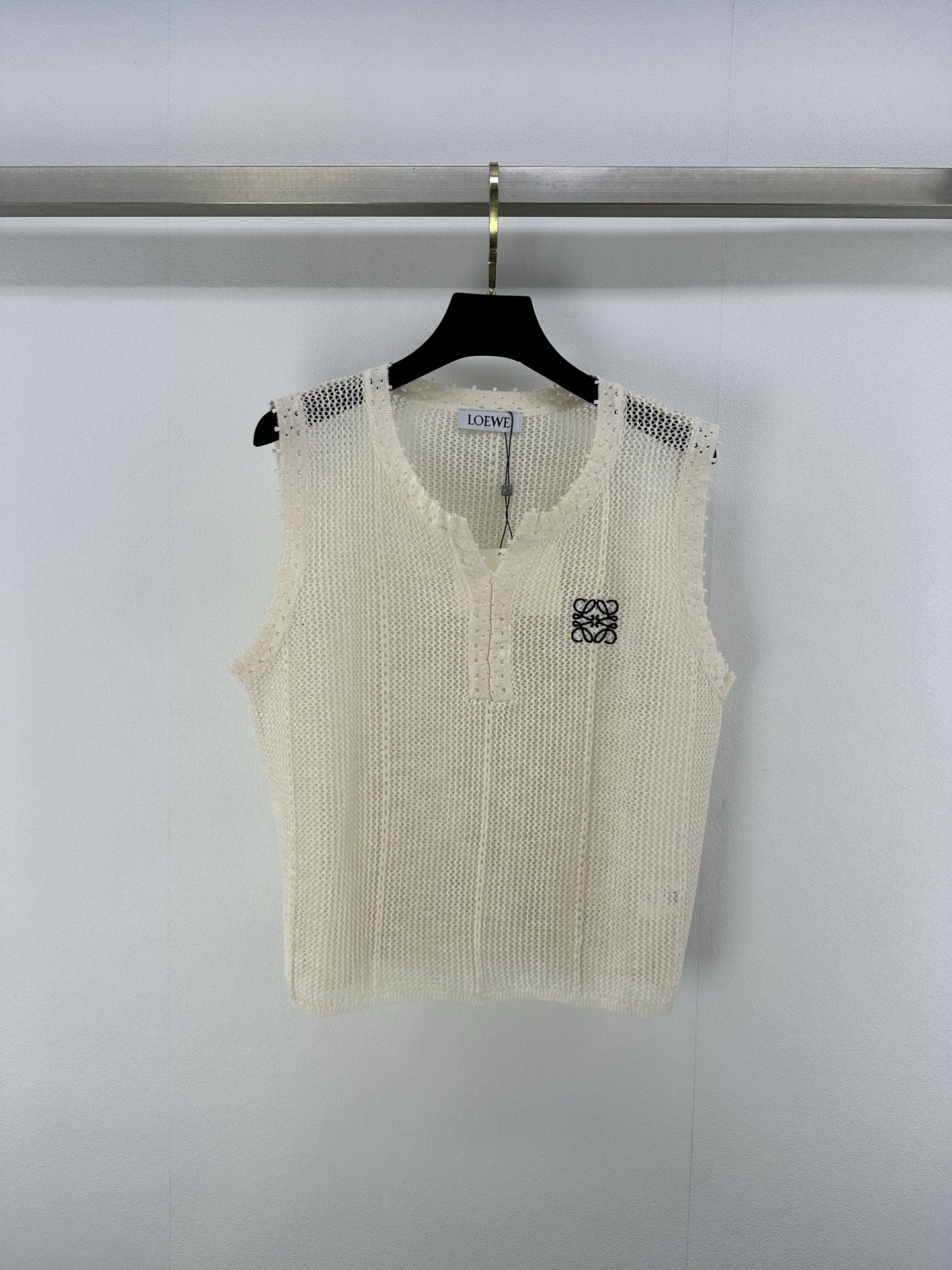 NO:335221,Loew* New details 25 Spring and summer latest hollow embroidered vest!  The fabric is delicate and soft, and the hangs are cool. The exquisite knitted vest style. The hollow whisker edge chicken collar design. The chest embroidery embroidered with letters and logo patterns. The retro college style is strong. Playful and age-reducing. It is easy to control when traveling or having a relaxing party!  3 color 3 code SML, loewe, alexander wang19860909loew*上新细节 25 春夏最新镂空刺绣背心！ 面料细腻柔软 垂顺冰爽 精致针织背心版型 镂空毛须边缘鸡心领设计 胸前刺绣点缀字母徽标图案 复古学院风格强烈 俏皮减龄显白 日常出行或轻松聚会轻松驾驭！ 3色3码SML,,loewe,alexander wang,Women's clothing