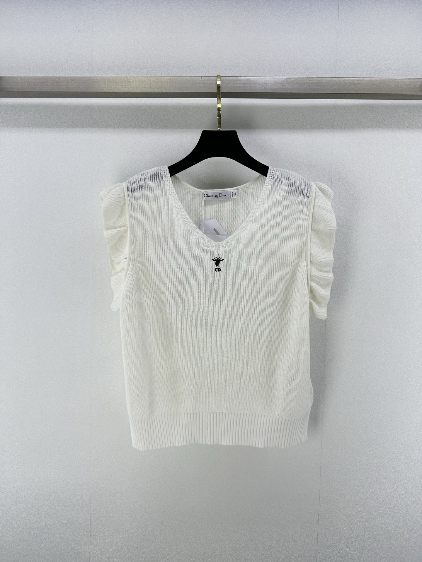 NO:335219,dio* New details 25 Spring and summer new ruffled vest with ruffled cuffs reveal a cool temperament. Contrasting color logo is eye-catching. The upper body is age-reducing and comfortable. It is versatile and not picky. 3 colors and 3 sizes SML, dior, alexander wang19860909dio* 上新细节 25 春夏新款荷叶边背心 荷叶边袖口 透露着气质清凉感 撞色logo抢眼吸睛 上身减龄简洁舒适 百搭不挑人 3色3码SML,,dior,alexander wang,Women's clothing