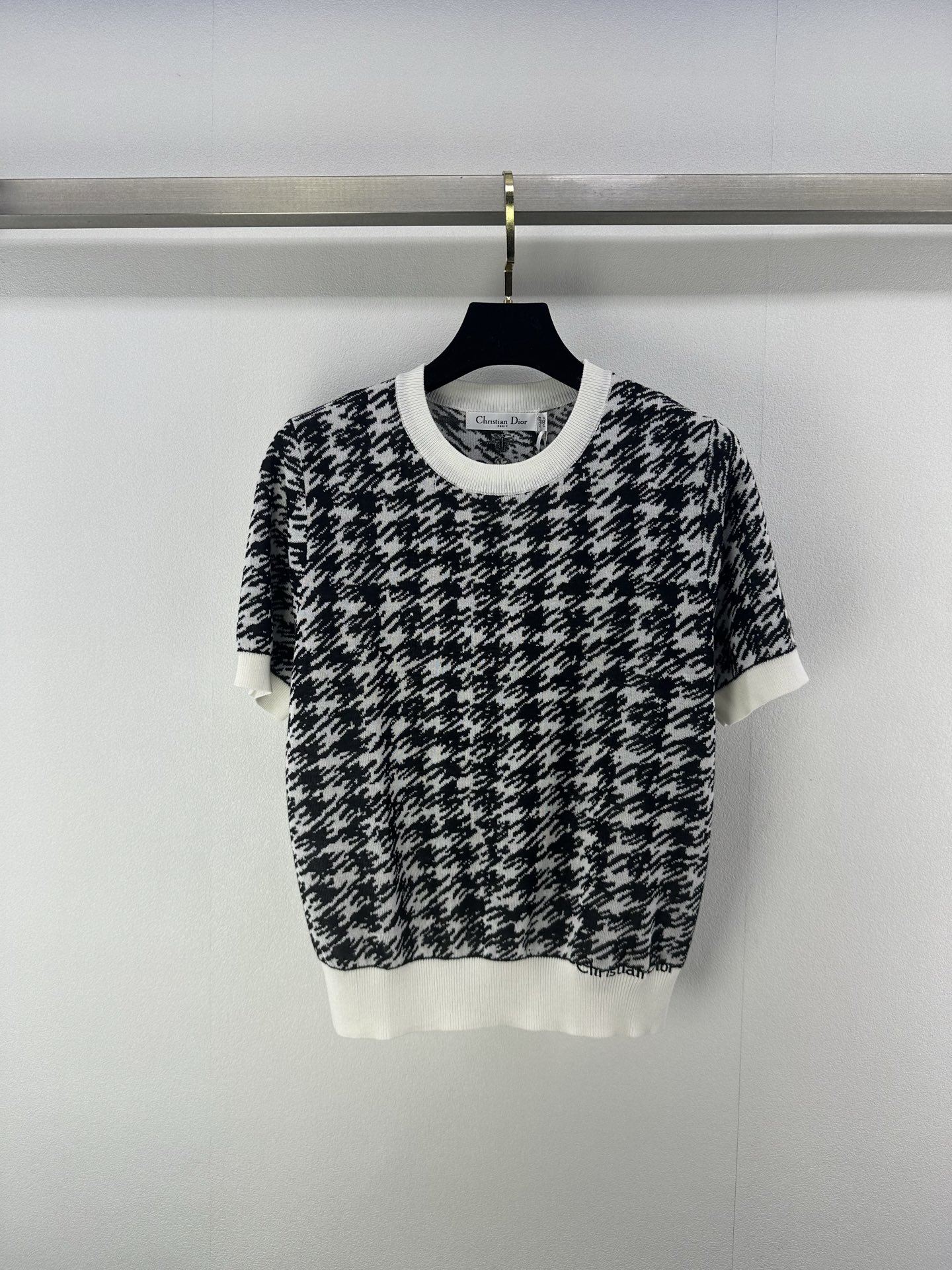 NO:335669,New details on Dio* 25 Spring and Summer Latest Houndstooth Knitted Round Neck Short Sleeves!  Highly recommend the classic model with super cost-effectiveness~~ The houndstooth element is absolutely the king!  The embroidery logo embroidered on the hem, the elegant brand has a sense of high-end quality!  3 color 3 code SML, dior, T-shirt, alexander wang19860909Dio*上新细节 25 春夏最新千鸟格针织圆领短袖！强烈推荐性价比超高的经典款～～千鸟格元素绝对王者一般的存在！下摆刺绣logo点缀,优雅大牌自带高级感！ 3色3码SML,,dior,T-shirt,alexander wang,Women's clothing